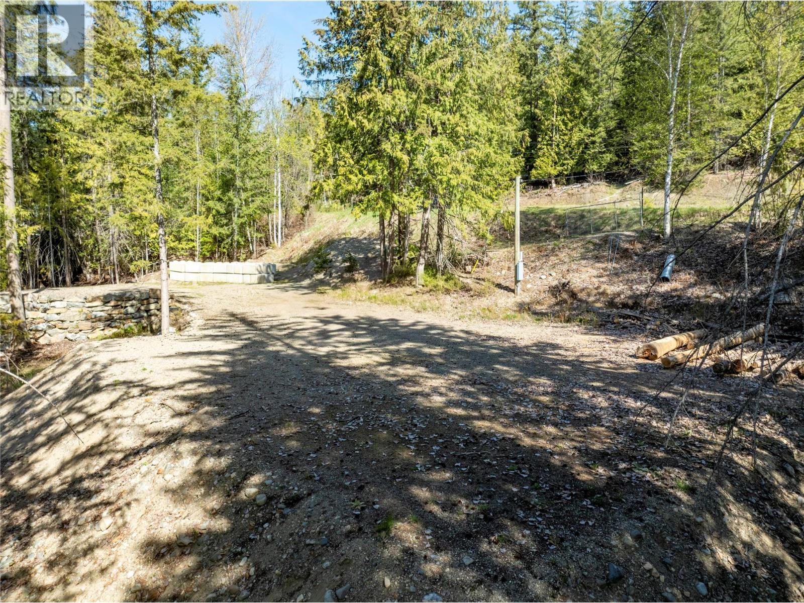 2699 Fraser Road, Anglemont, British Columbia  V0E 1M8 - Photo 9 - 10362619
