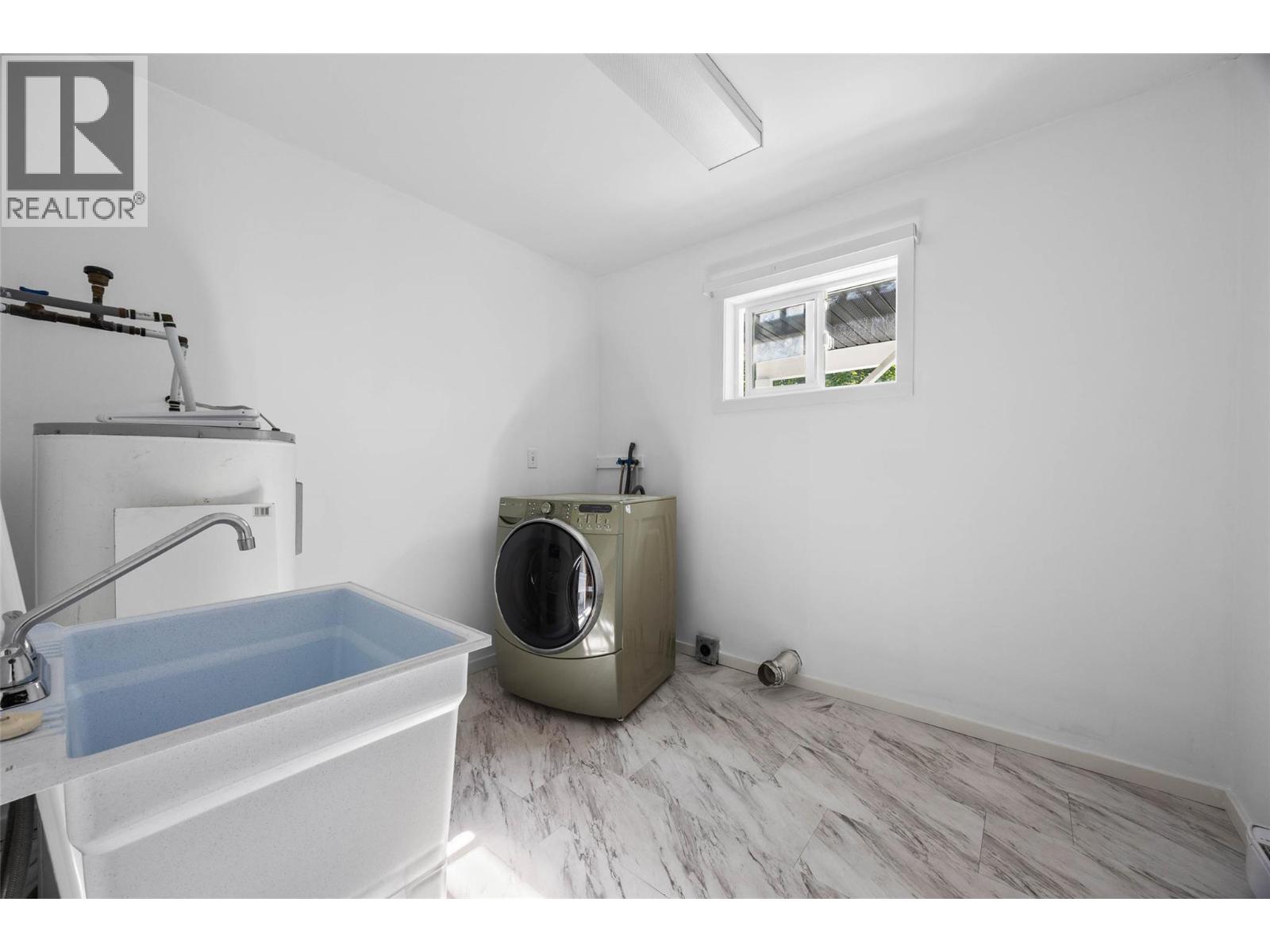 2725 Vickers Trail, Anglemont, British Columbia  V0E 1M8 - Photo 19 - 10362867