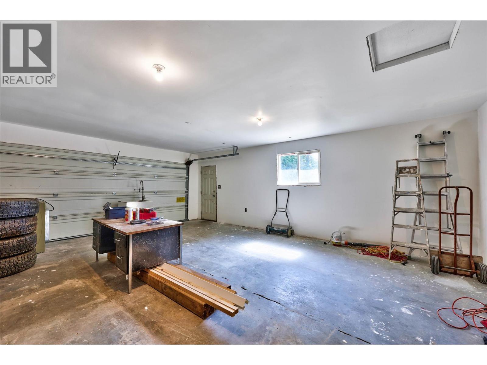 2725 Vickers Trail, Anglemont, British Columbia  V0E 1M8 - Photo 27 - 10362867