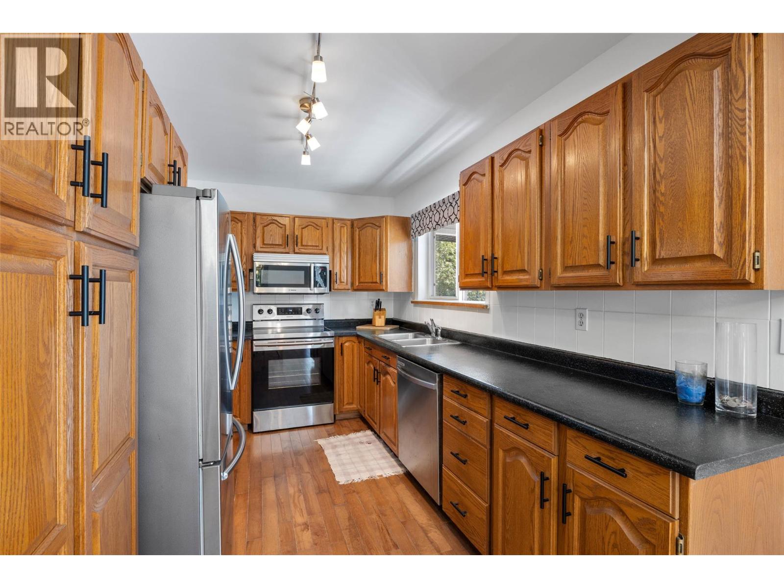 2725 Vickers Trail, Anglemont, British Columbia  V0E 1M8 - Photo 5 - 10362867