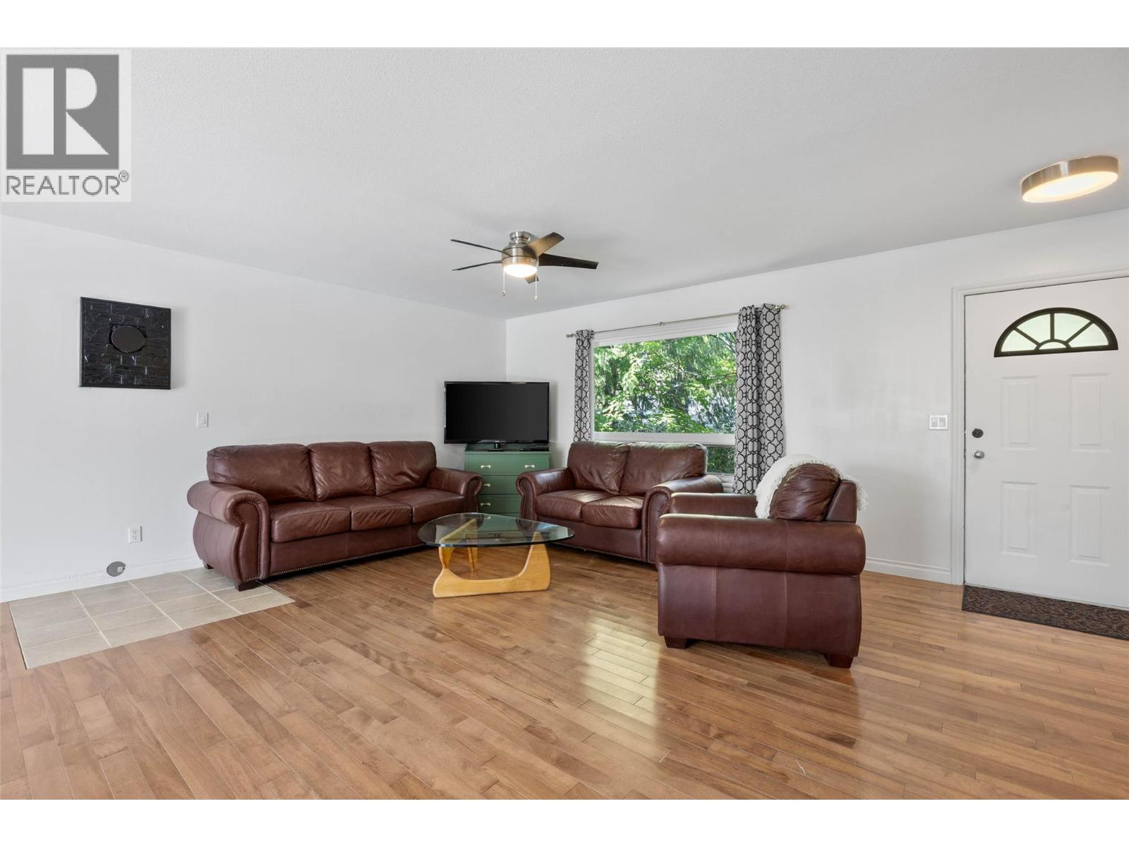 2725 Vickers Trail, Anglemont, British Columbia  V0E 1M8 - Photo 8 - 10362867