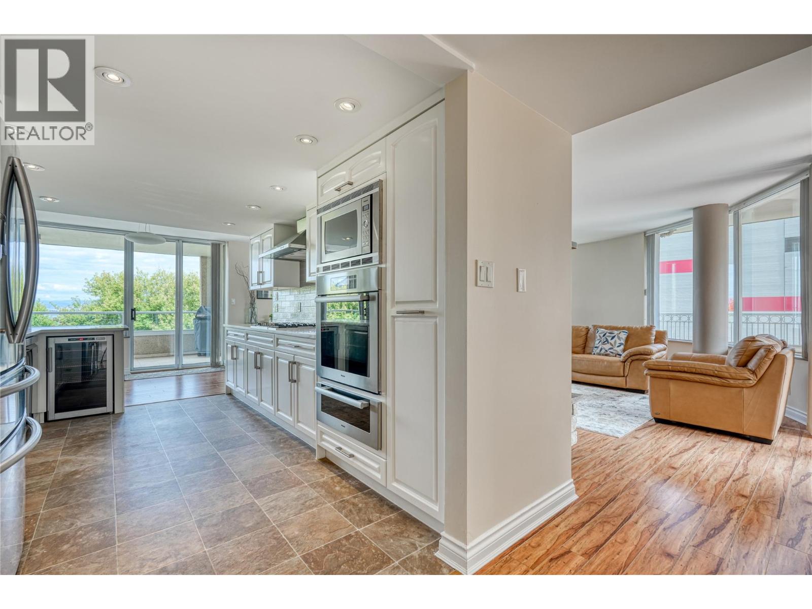 86 Lakeshore Drive E Unit# 304, Penticton, British Columbia  V2A 1B5 - Photo 3 - 10363088