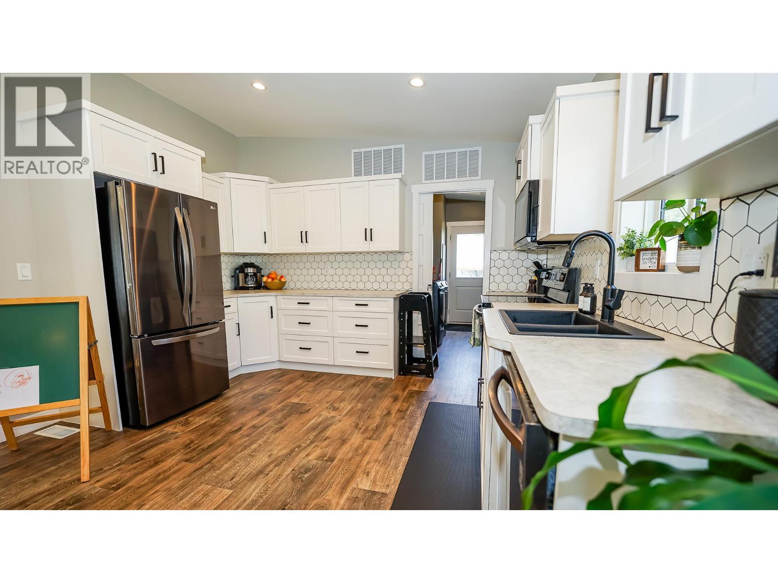 44 Johnson Way, Revelstoke, British Columbia  V0E 2S0 - Photo 2 - 10363129