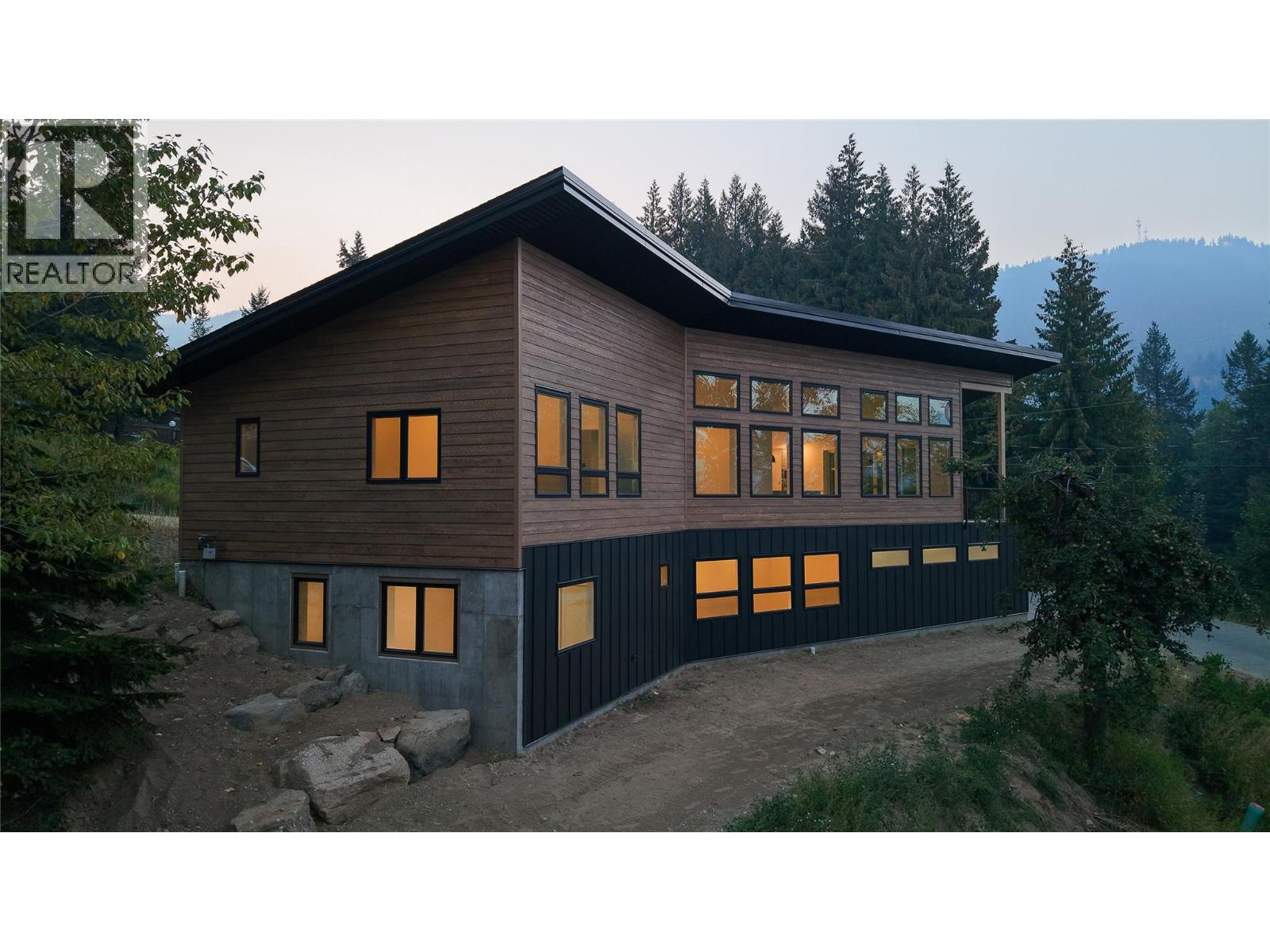 1572 Treadwell Street, Rossland, British Columbia  V0G 1Y0 - Photo 16 - 10363192