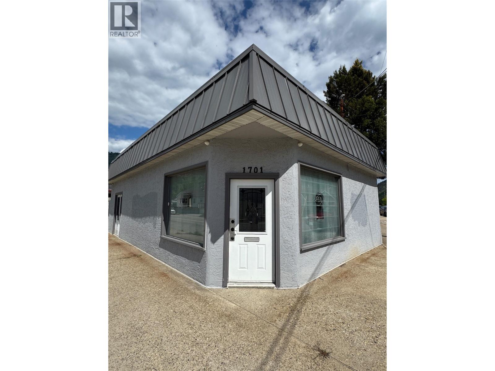 1701 Third Avenue, Trail, British Columbia  V1R 1R1 - Photo 2 - 10363366