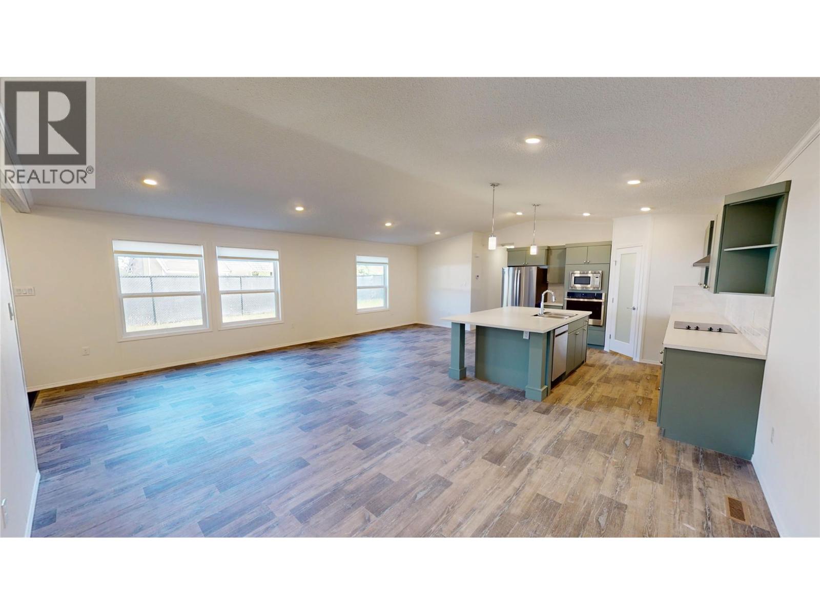 20 Cherokee Drive, Elkford, British Columbia  V0B 1H0 - Photo 2 - 10363349