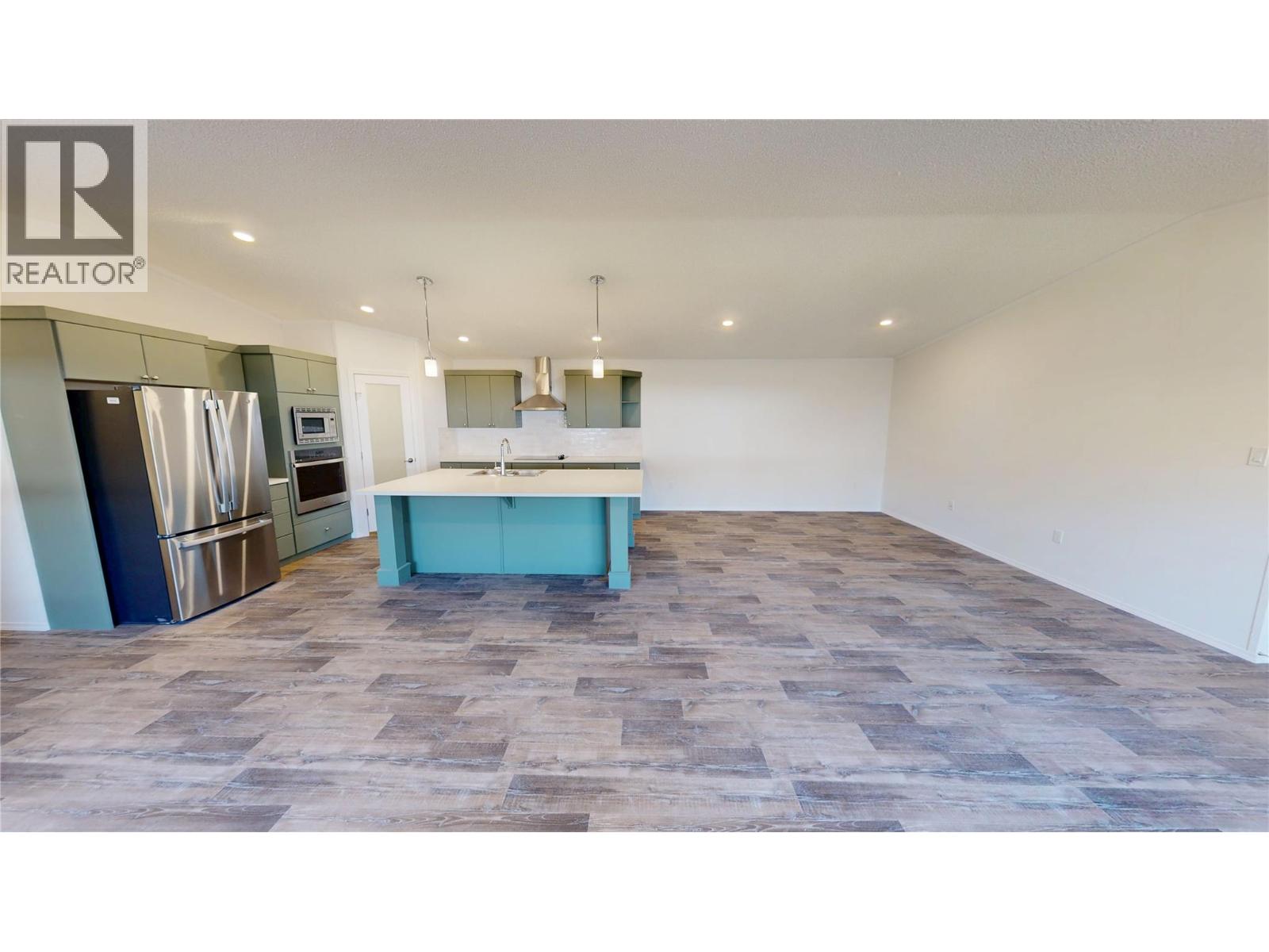 20 Cherokee Drive, Elkford, British Columbia  V0B 1H0 - Photo 3 - 10363349