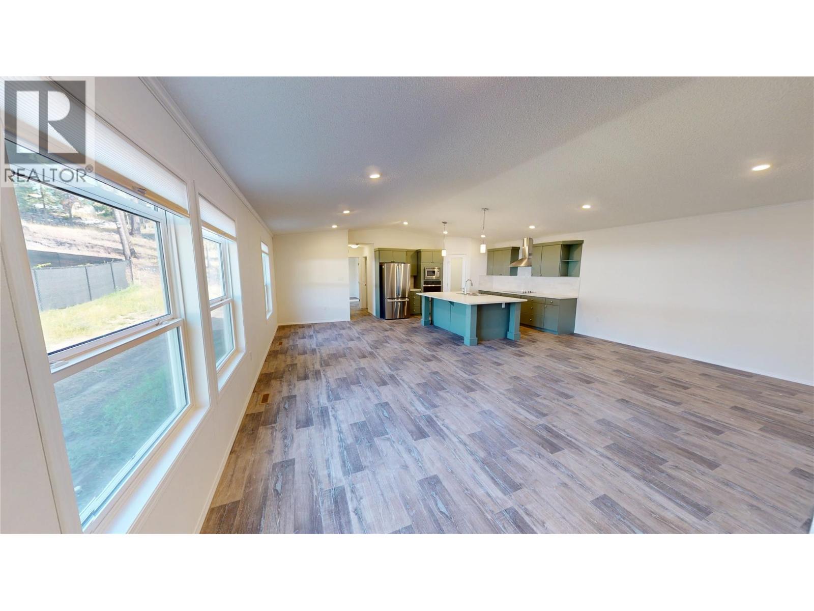 20 Cherokee Drive, Elkford, British Columbia  V0B 1H0 - Photo 4 - 10363349