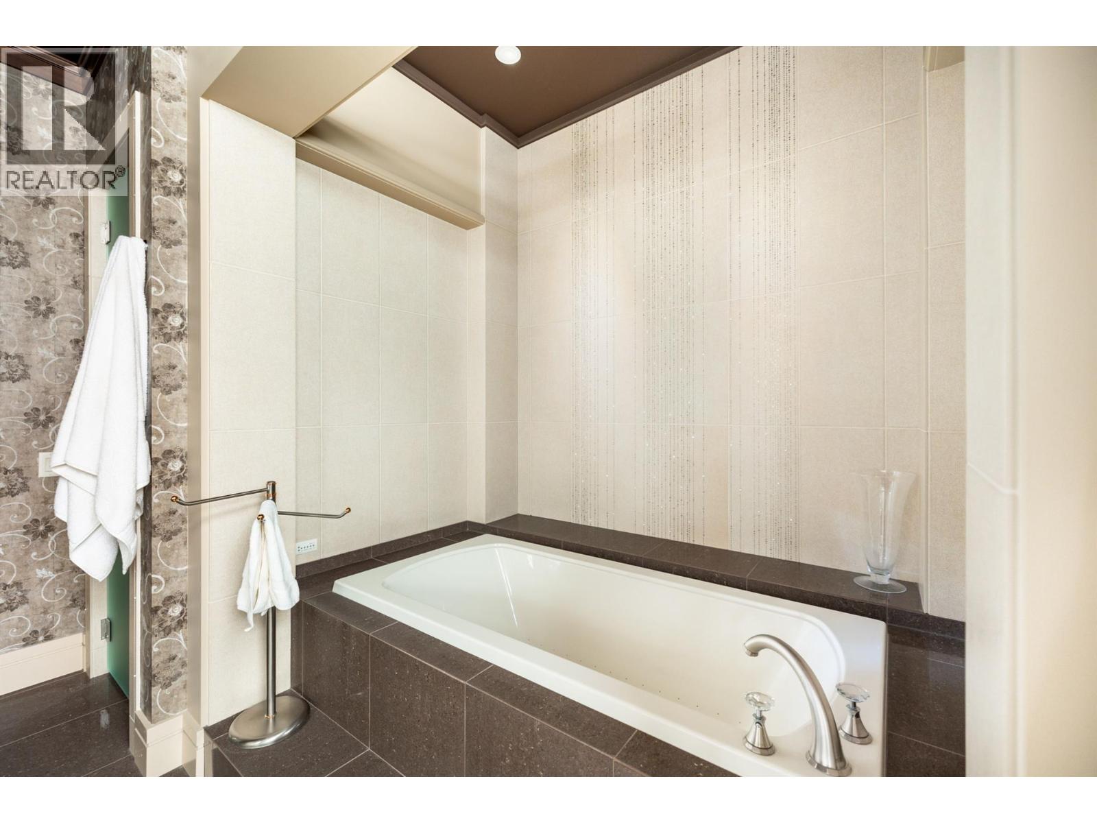 704 Barnaby Road, Kelowna, British Columbia  V1W 4N9 - Photo 43 - 10363565