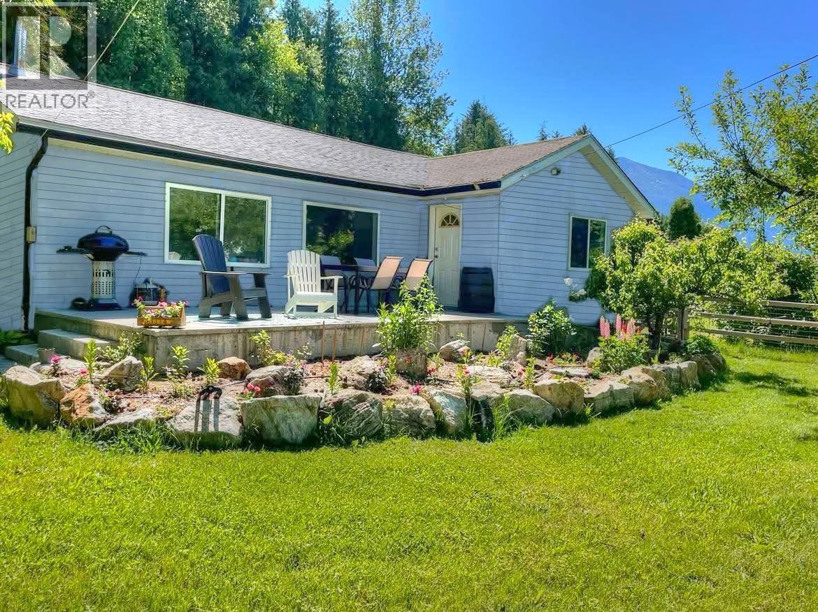 517 3a Avenue Nw, Nakusp, British Columbia  V0G 1R0 - Photo 1 - 10363595