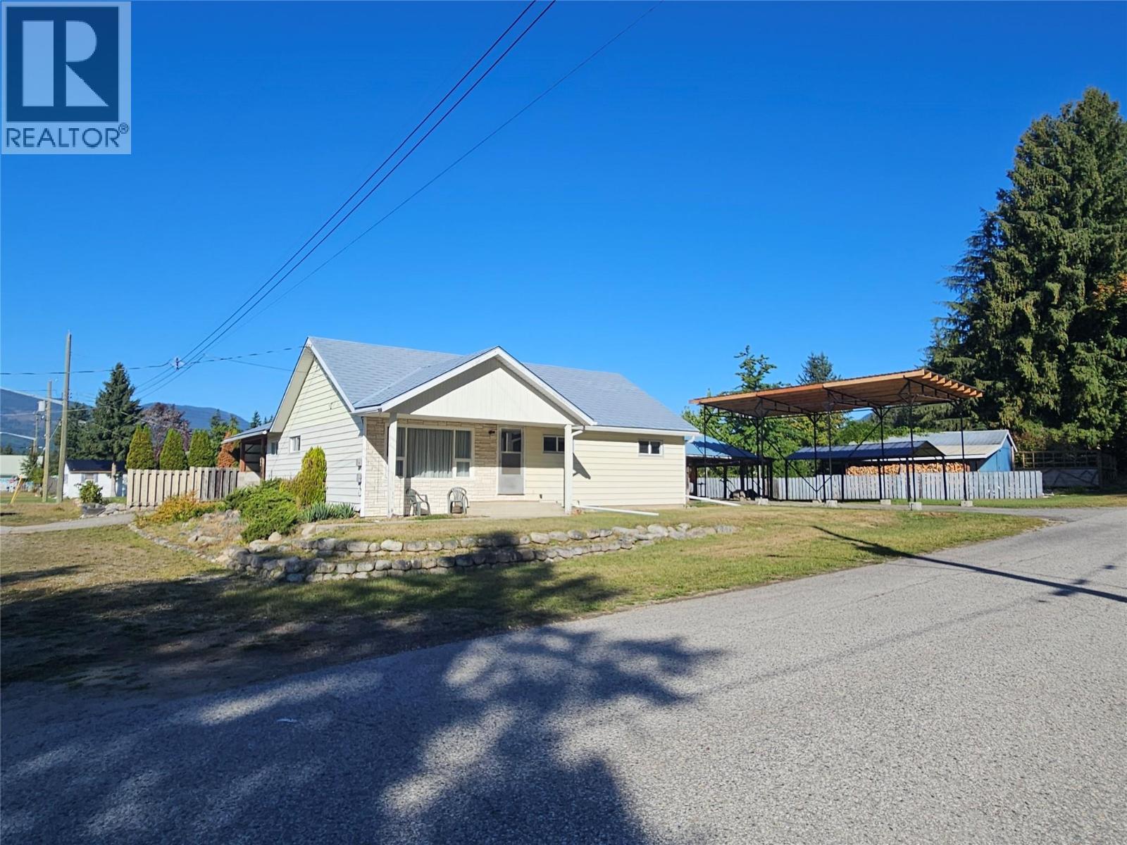 301 5th Street Nw, Nakusp, British Columbia  V0G 1R0 - Photo 1 - 10363697
