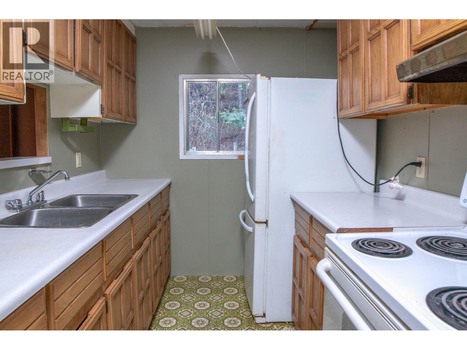 9308 Main Street, Kuskanook, British Columbia  V0B 2C0 - Photo 6 - 10363841