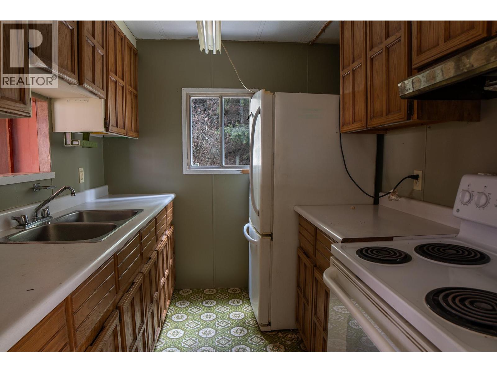 9308 Main Street, Kuskanook, British Columbia  V0B 2C0 - Photo 8 - 10363841