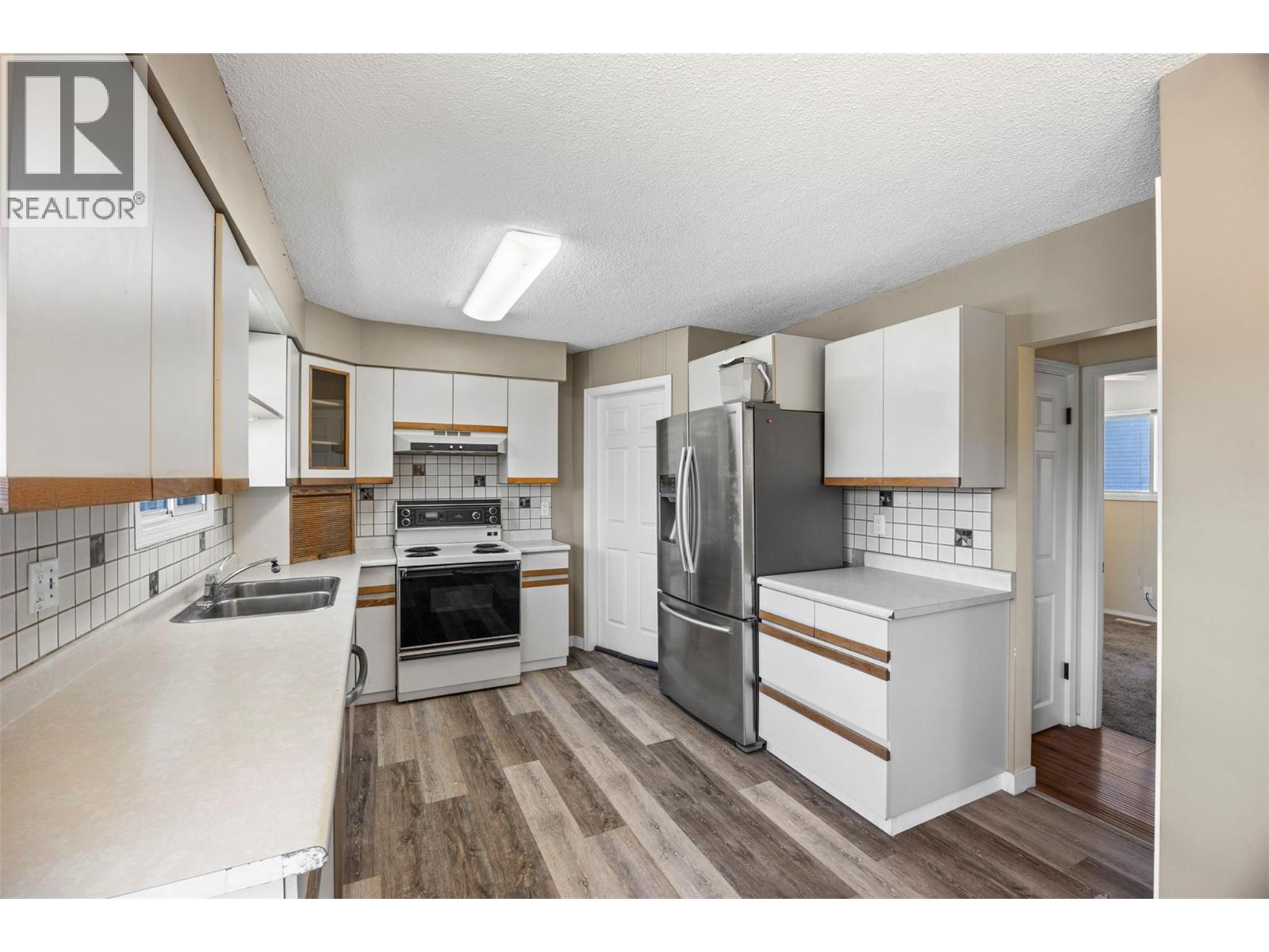 971 Kirkland Place, Kamloops, British Columbia  V2B 3Y7 - Photo 9 - 10363953