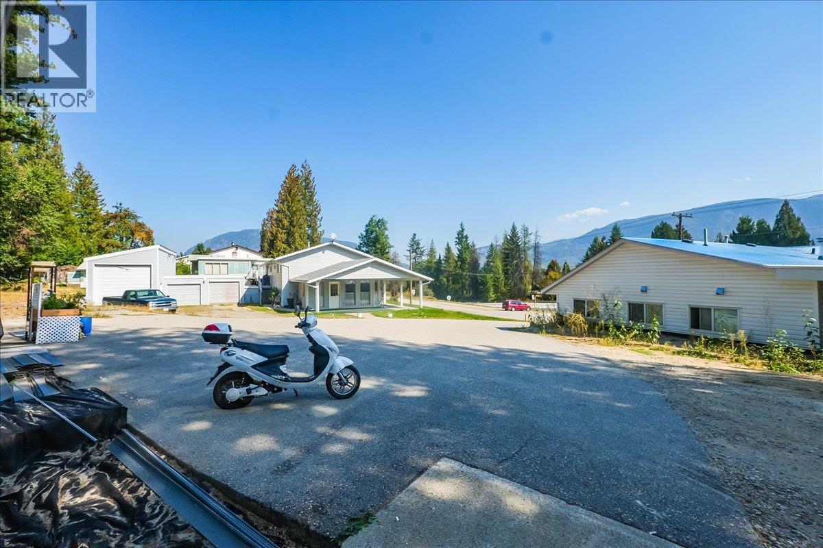 2100 Crestview Crescent, Castlegar, British Columbia  V1N 3B3 - Photo 12 - 10363815