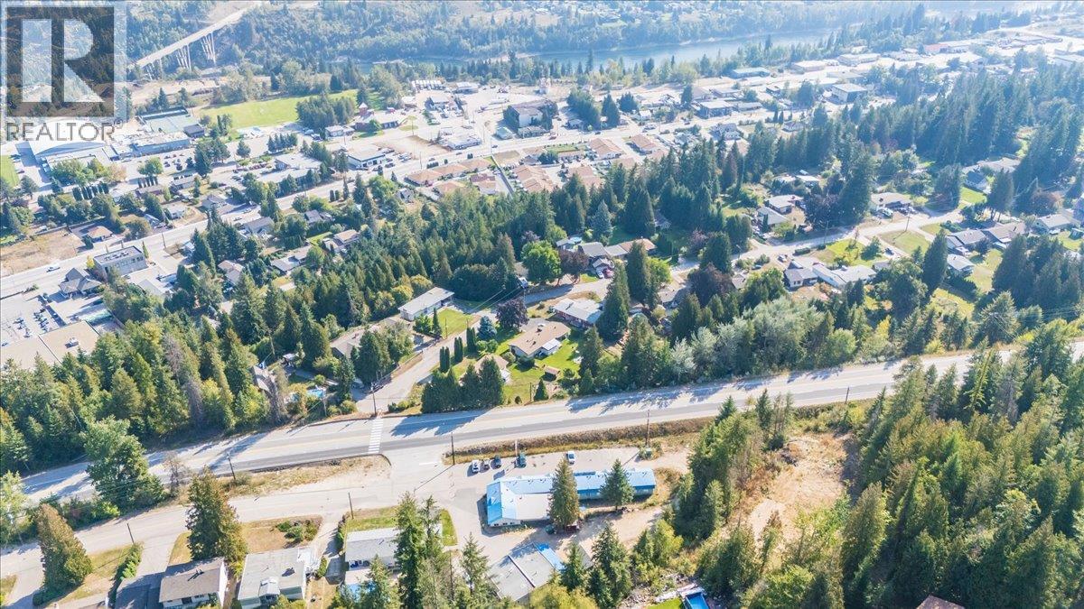 2100 Crestview Crescent, Castlegar, British Columbia  V1N 3B3 - Photo 7 - 10363815