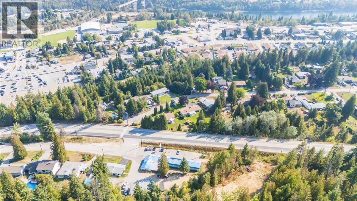 2100 Crestview Crescent, Castlegar, British Columbia  V1N 3B3 - Photo 8 - 10363815