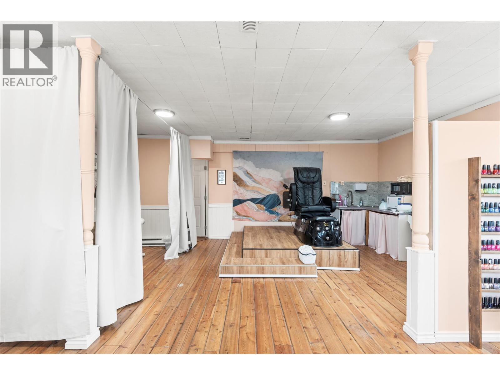 1961 Vernon Street, Lumby, British Columbia  V0E 2G0 - Photo 3 - 10364385