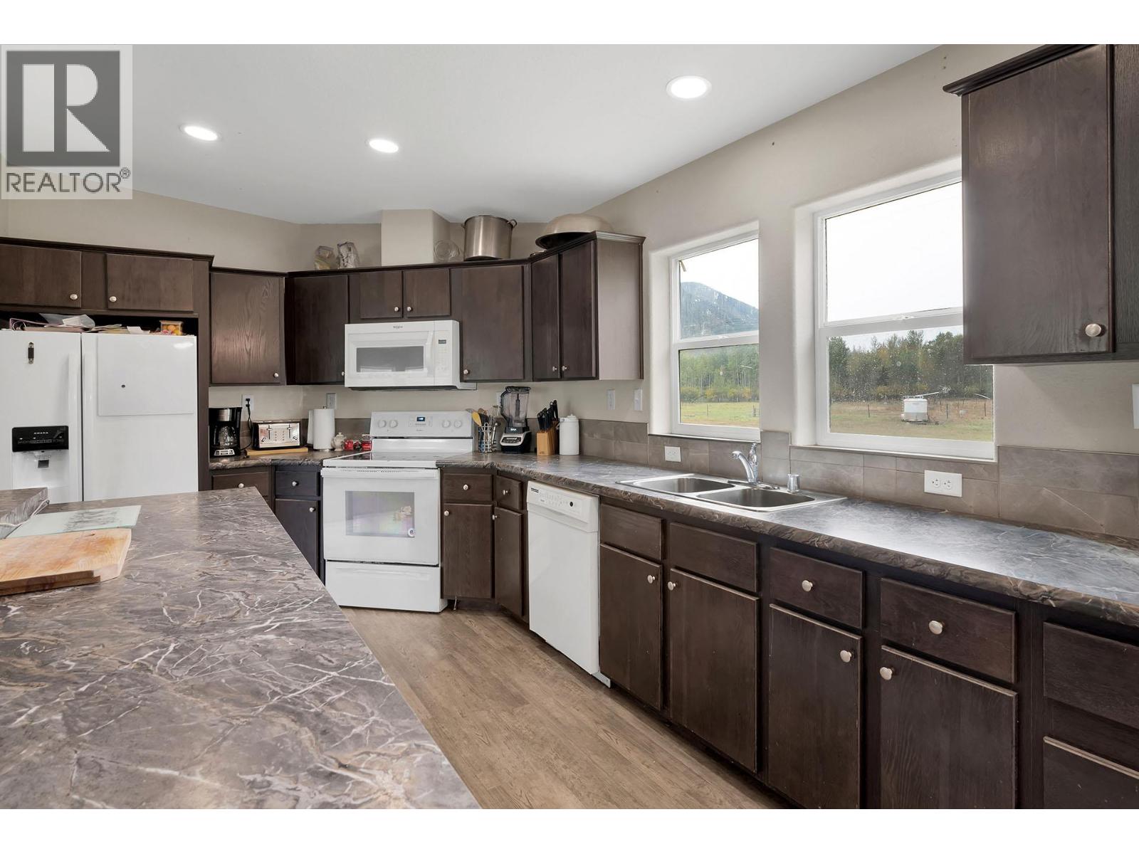 2804 Auldgirth Road, Clearwater, British Columbia  V0E 1N0 - Photo 5 - 10364654