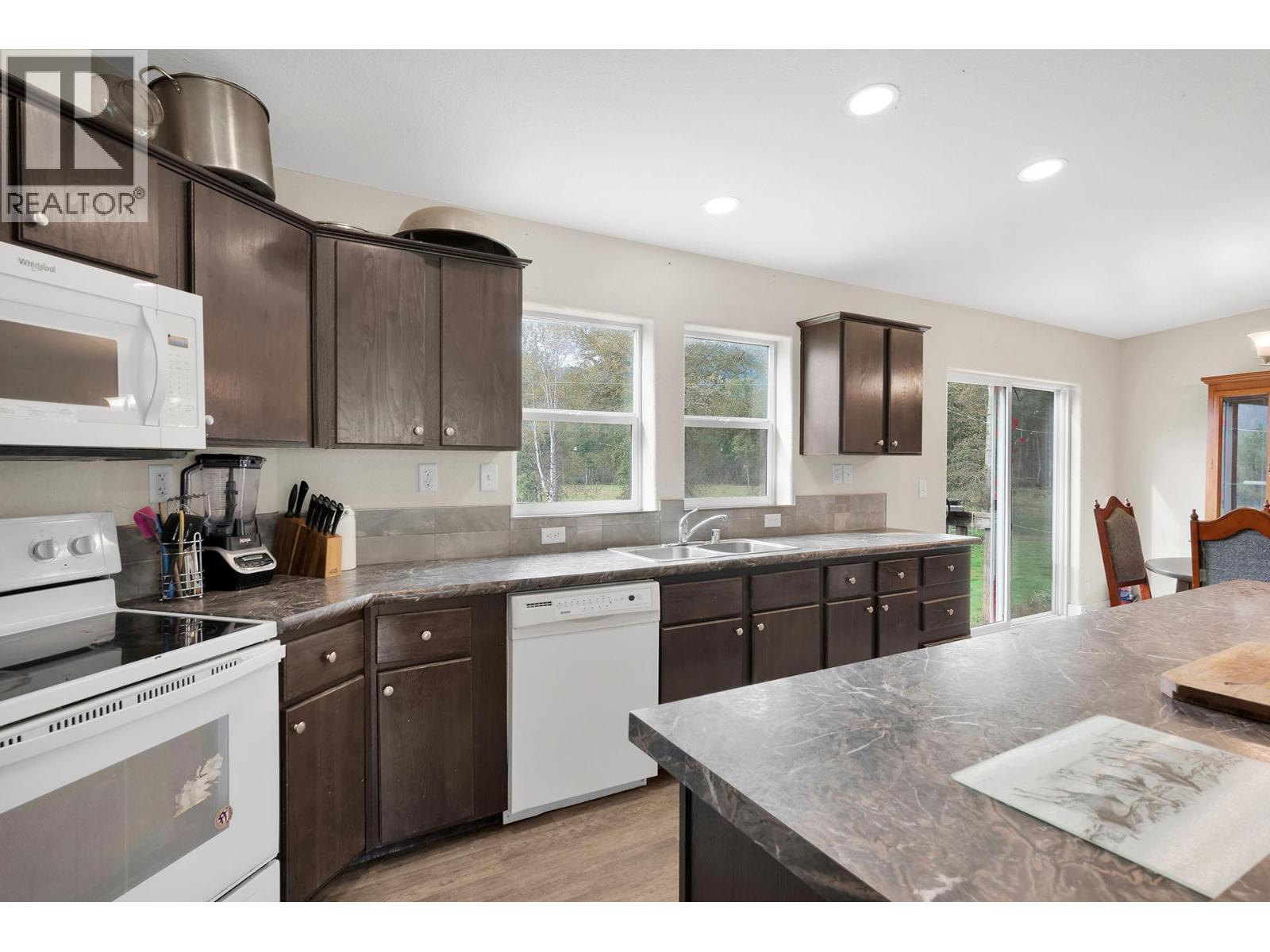 2804 Auldgirth Road, Clearwater, British Columbia  V0E 1N0 - Photo 6 - 10364654