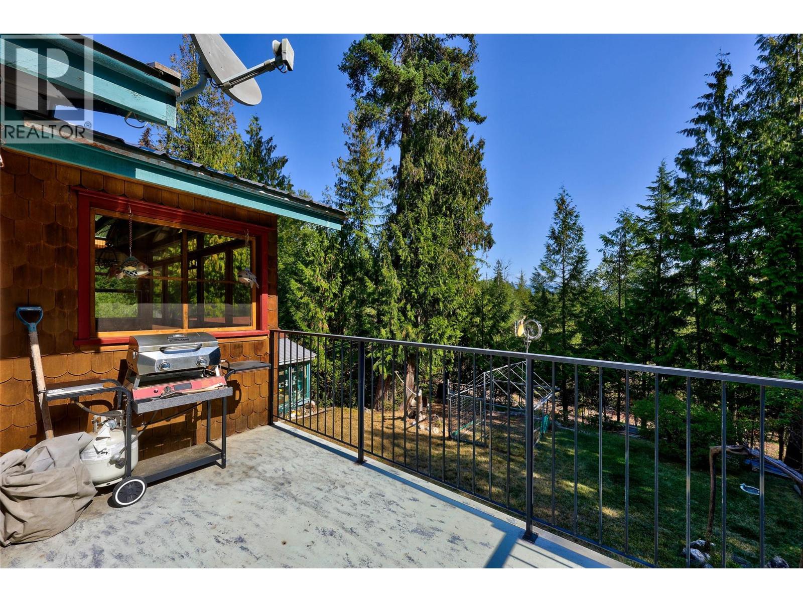 7650 Mountain Drive, Anglemont, British Columbia  V0E 1M8 - Photo 12 - 10363428