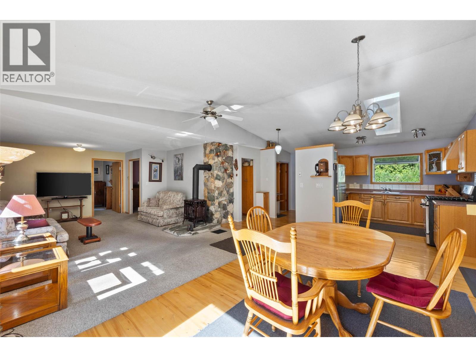 7650 Mountain Drive, Anglemont, British Columbia  V0E 1M8 - Photo 13 - 10363428