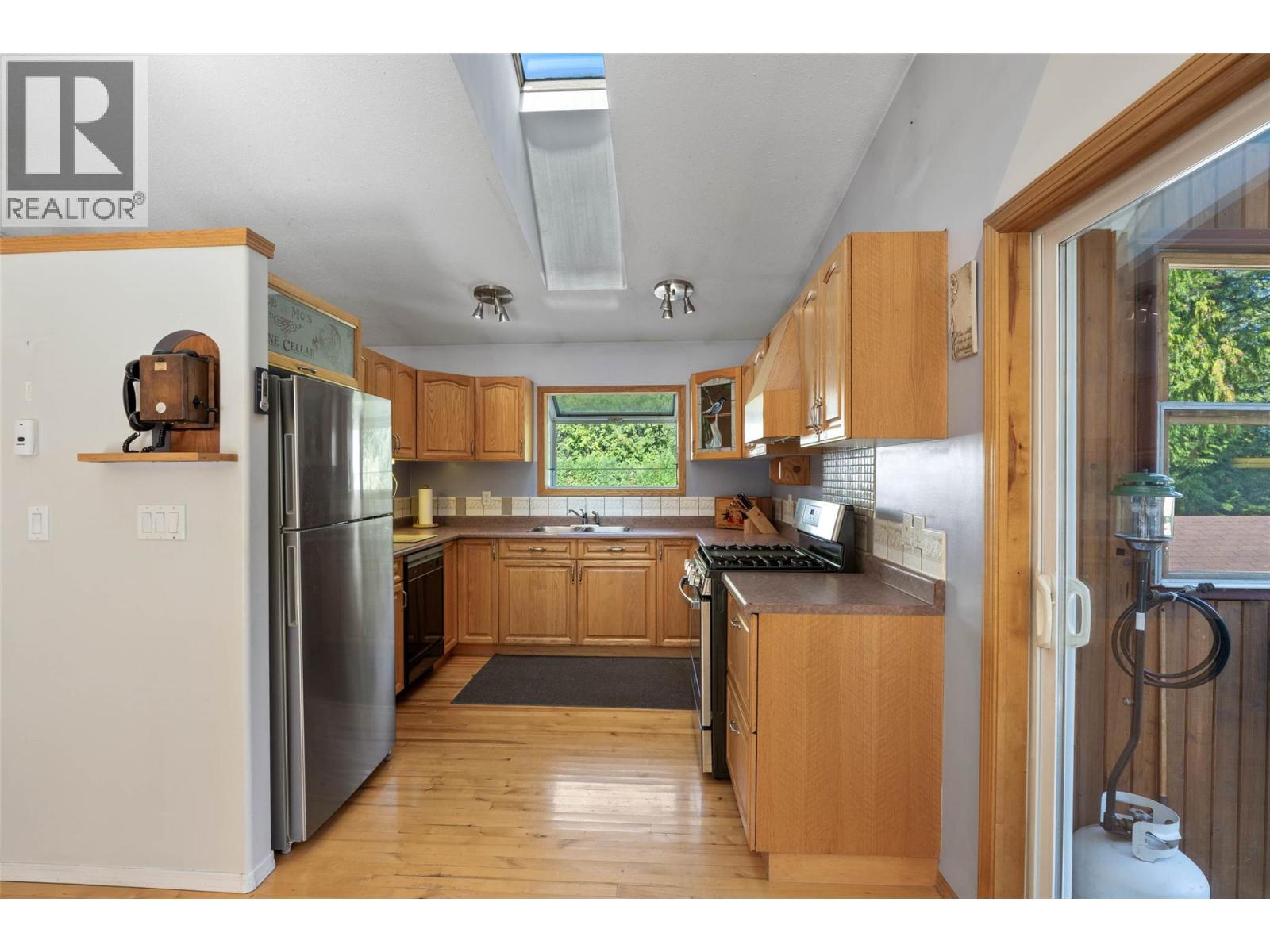 7650 Mountain Drive, Anglemont, British Columbia  V0E 1M8 - Photo 17 - 10363428