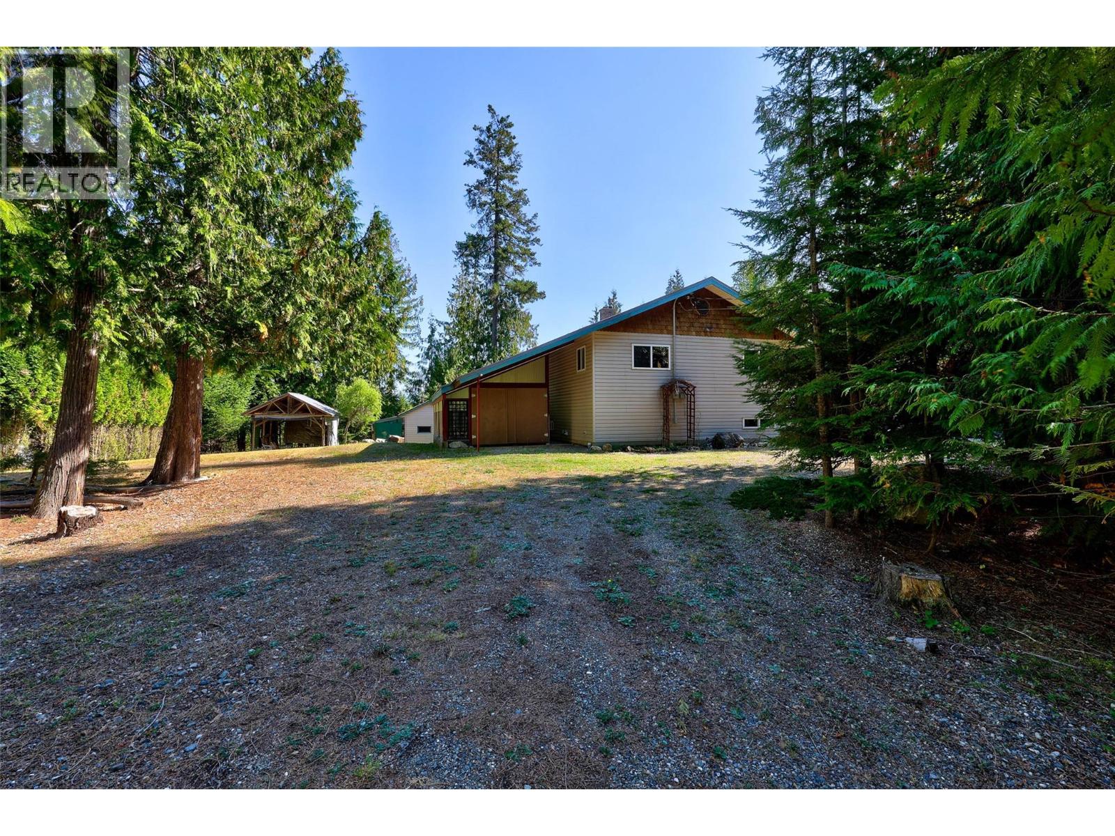 7650 Mountain Drive, Anglemont, British Columbia  V0E 1M8 - Photo 2 - 10363428