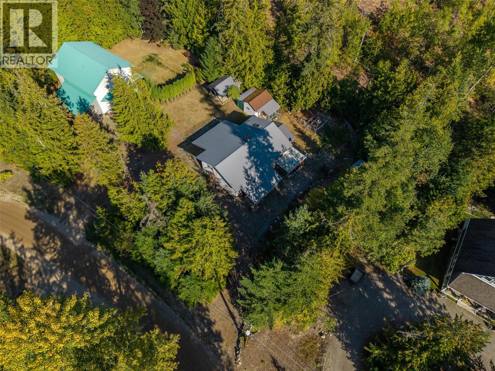 7650 Mountain Drive, Anglemont, British Columbia  V0E 1M8 - Photo 3 - 10363428