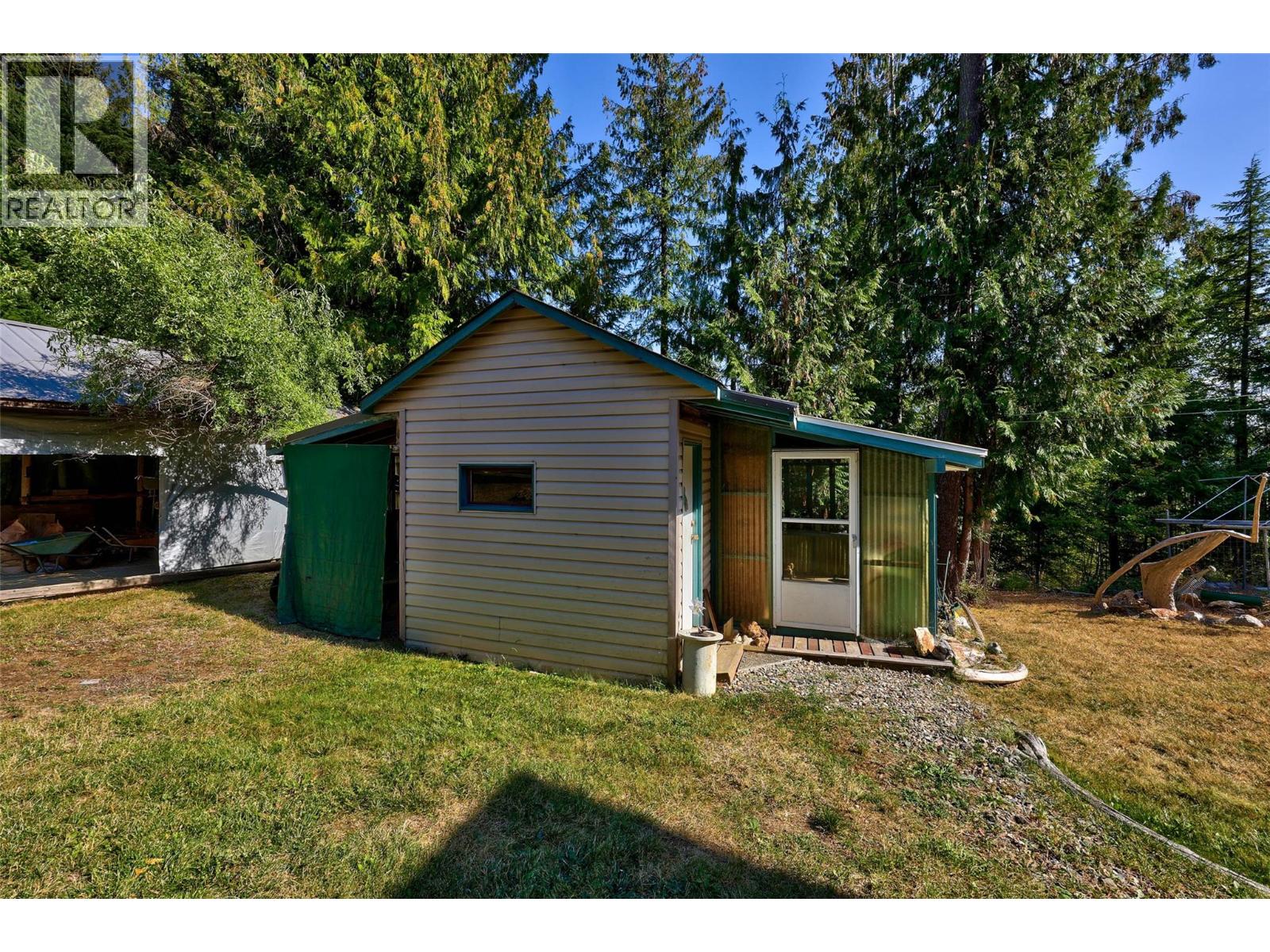 7650 Mountain Drive, Anglemont, British Columbia  V0E 1M8 - Photo 34 - 10363428