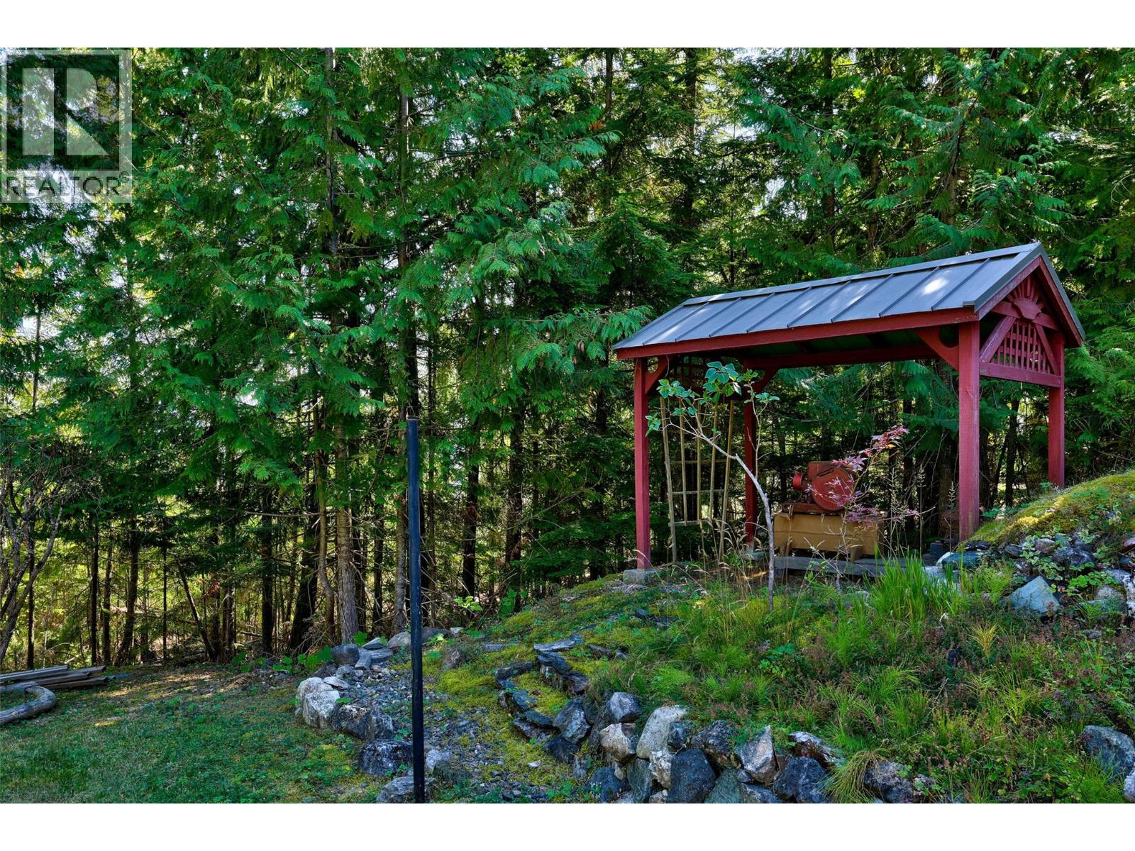 7650 Mountain Drive, Anglemont, British Columbia  V0E 1M8 - Photo 37 - 10363428