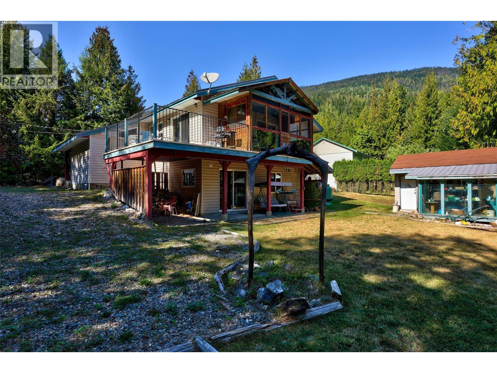 7650 Mountain Drive, Anglemont, British Columbia  V0E 1M8 - Photo 38 - 10363428