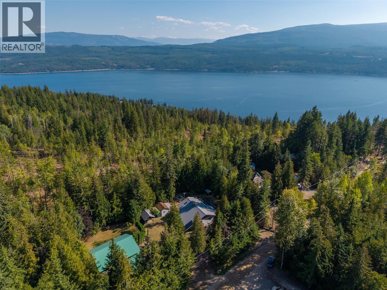 7650 Mountain Drive, Anglemont, British Columbia  V0E 1M8 - Photo 4 - 10363428