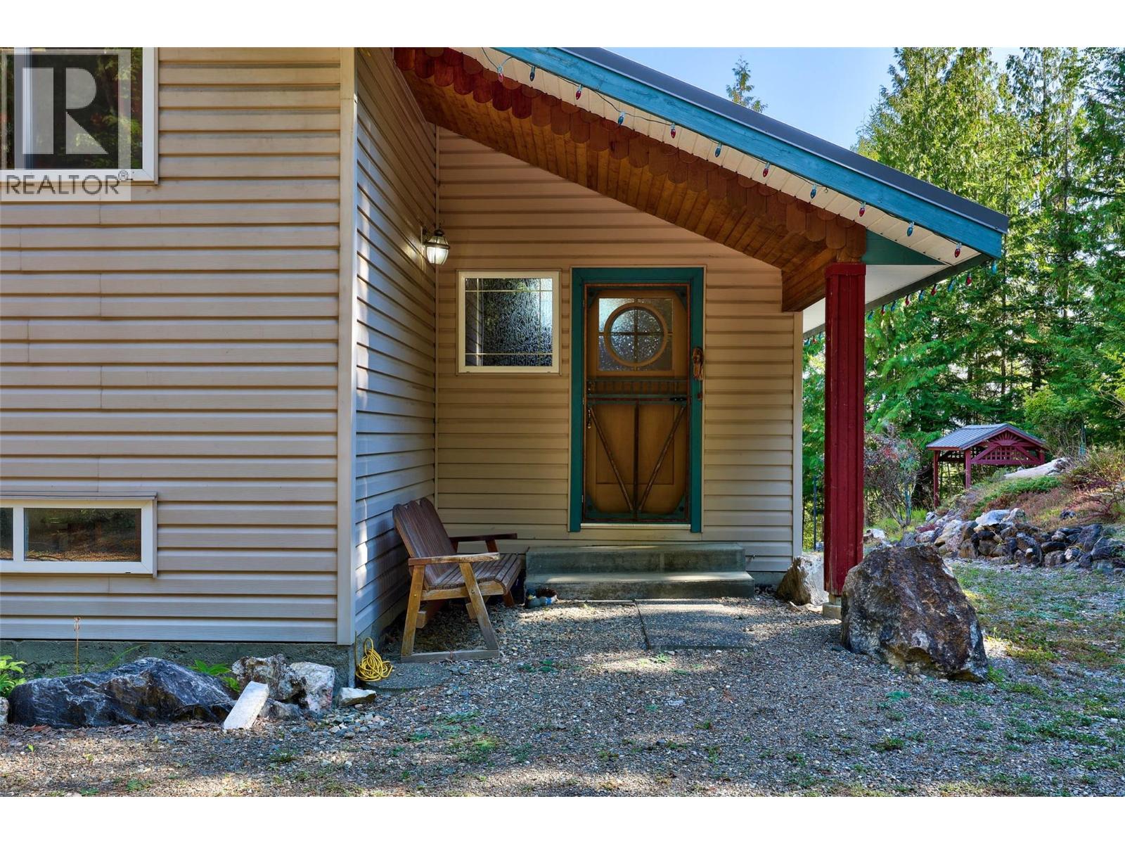 7650 Mountain Drive, Anglemont, British Columbia  V0E 1M8 - Photo 6 - 10363428