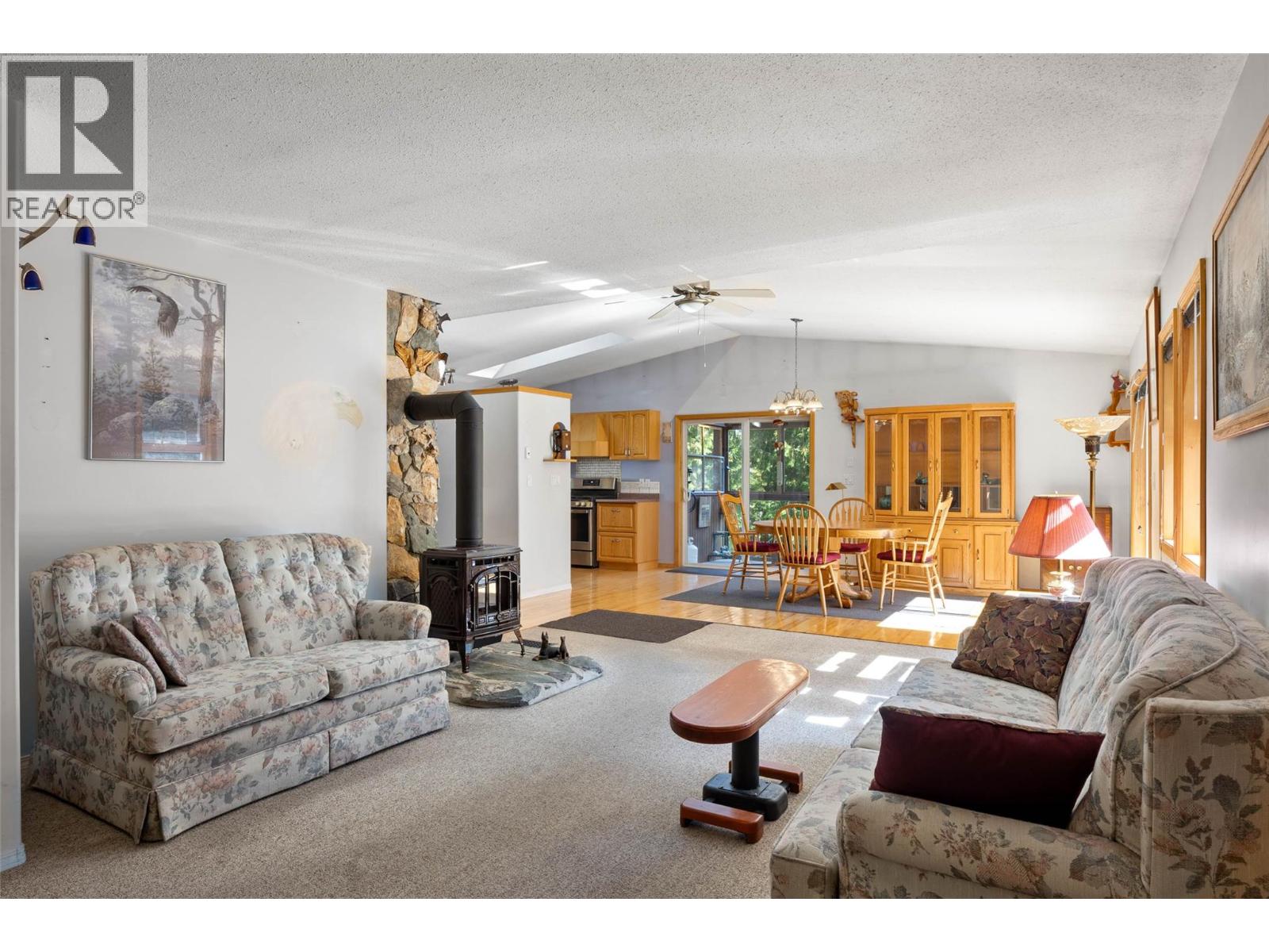 7650 Mountain Drive, Anglemont, British Columbia  V0E 1M8 - Photo 9 - 10363428