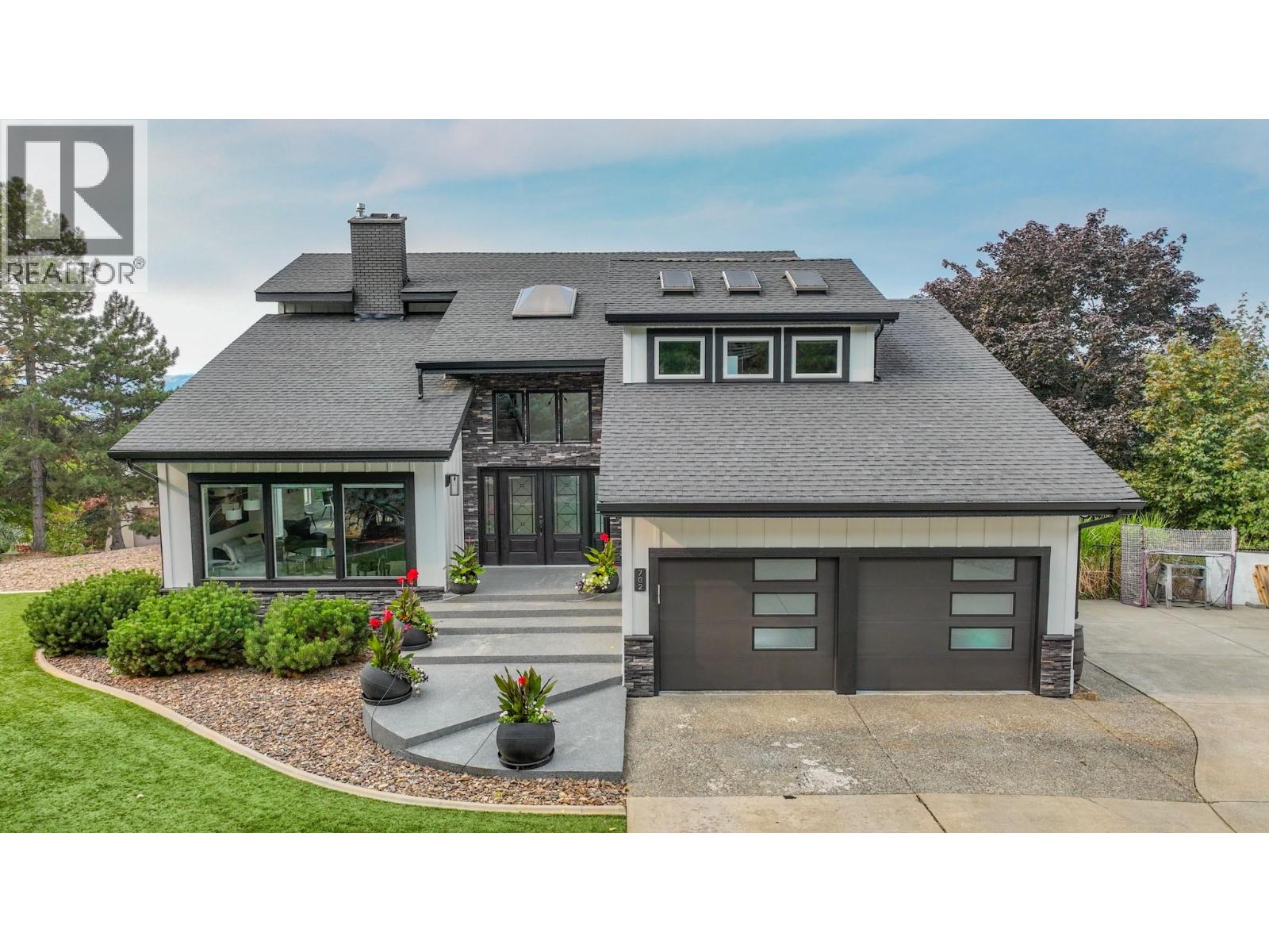 702 Cypress Drive, Coldstream, British Columbia  V1B 2X9 - Photo 2 - 10364672