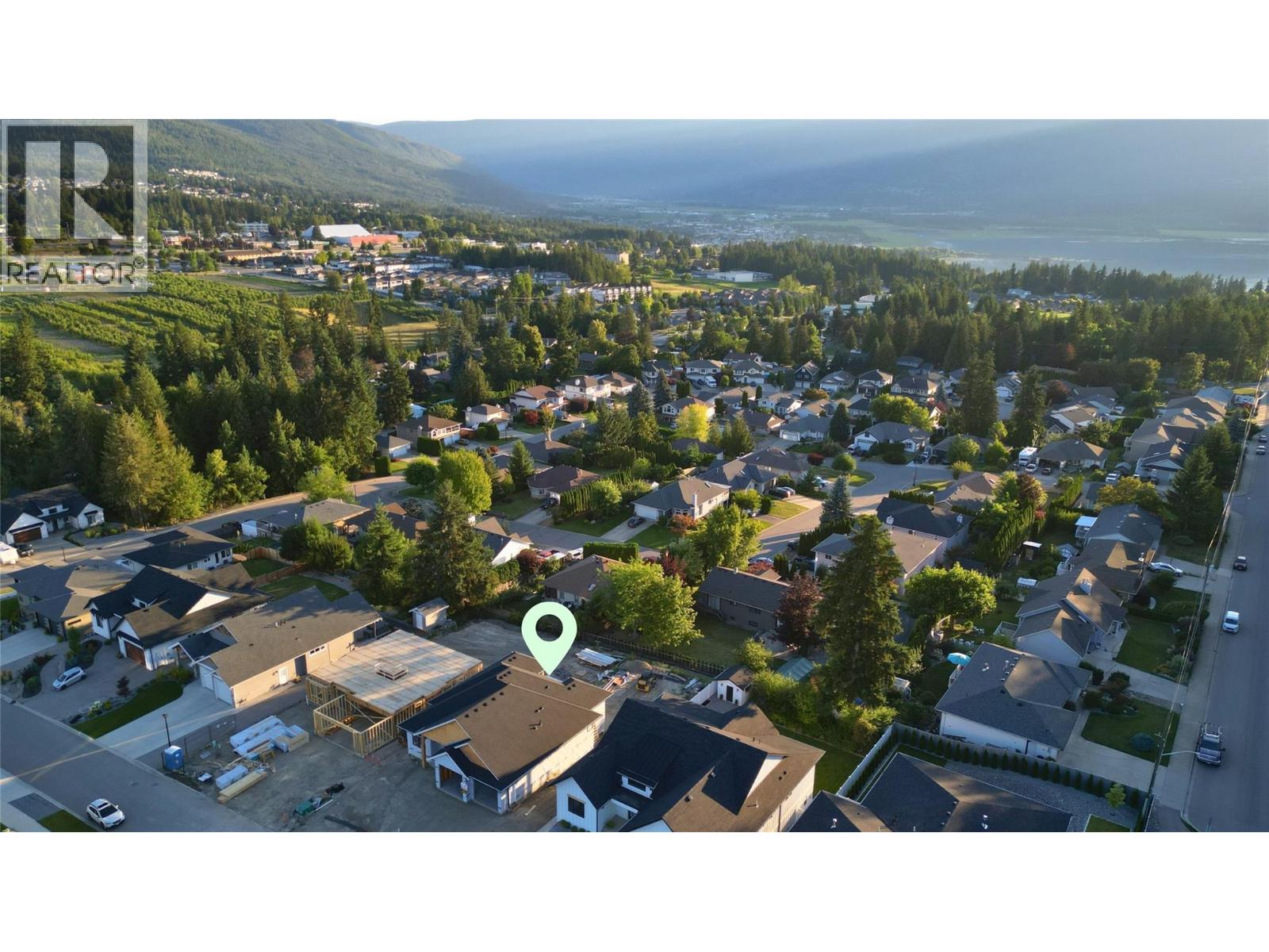1905 35 Street Ne, Salmon Arm, British Columbia  V1E 1M9 - Photo 2 - 10364921