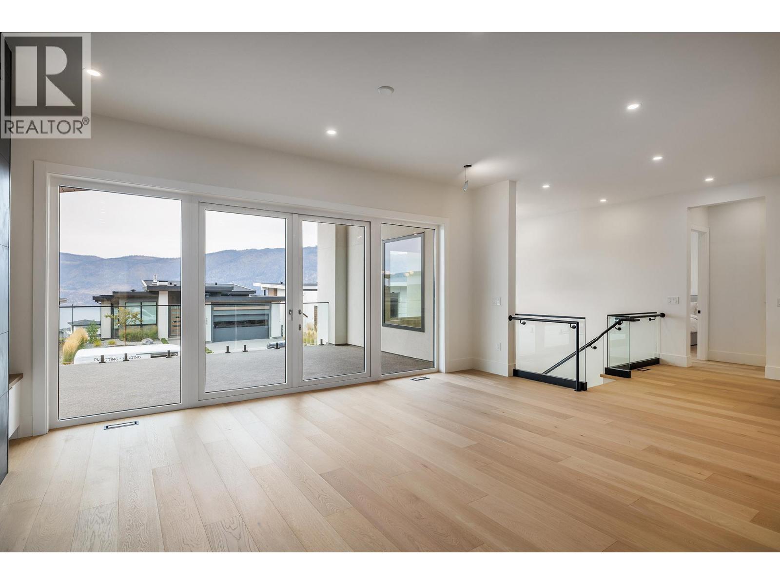 9849 Beacon Hill Drive, Lake Country, British Columbia  V4V 0A9 - Photo 2 - 10351905