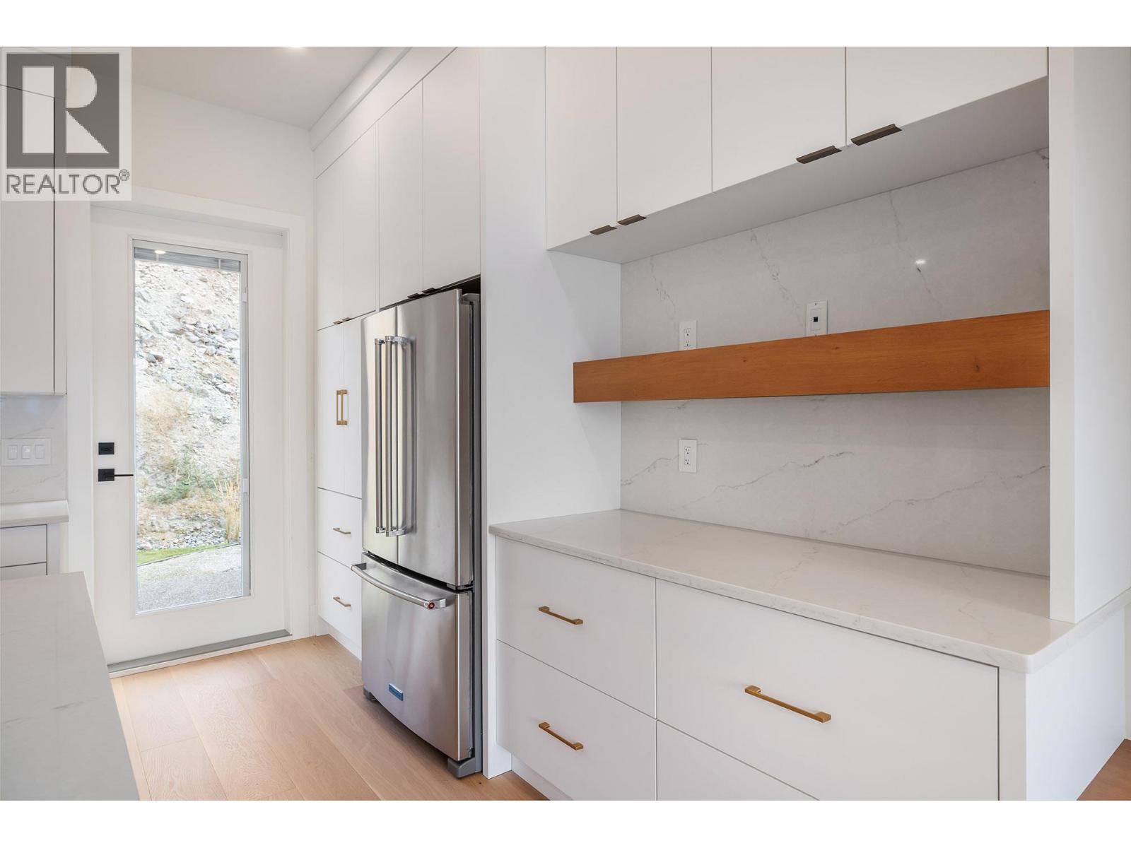 9849 Beacon Hill Drive, Lake Country, British Columbia  V4V 0A9 - Photo 9 - 10351905