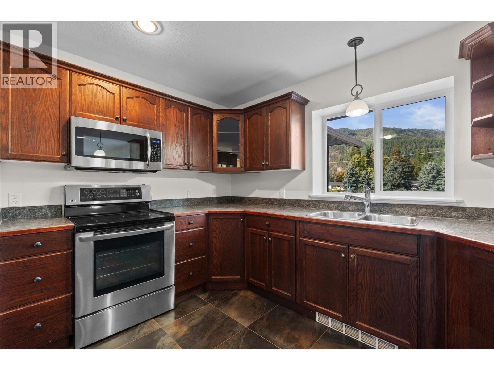 725 Trans Canada Highway, Sicamous, British Columbia  V0E 2V0 - Photo 9 - 10364853