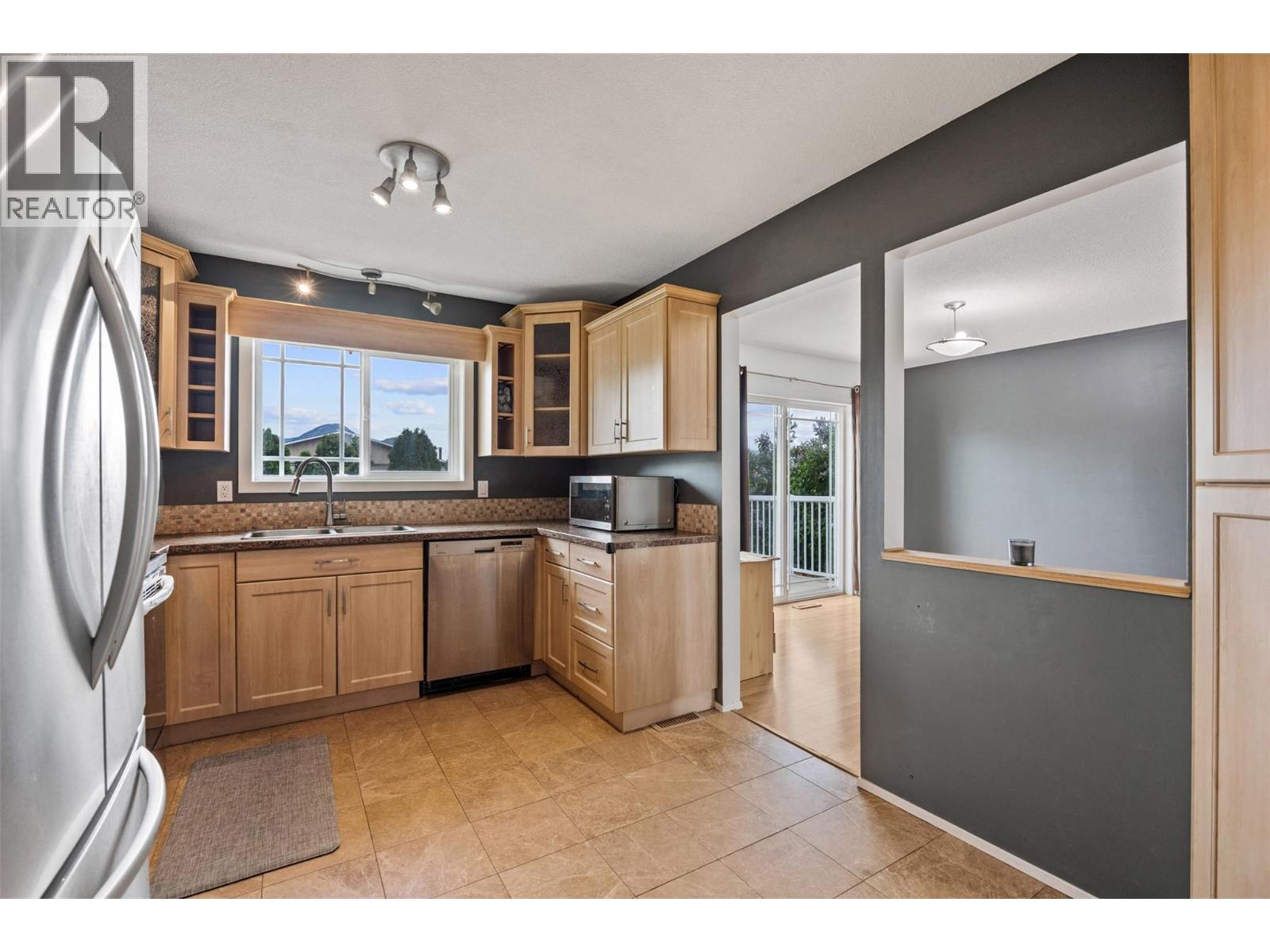 2203 Bossert Avenue, Kamloops, British Columbia  V2B 8H6 - Photo 9 - 10365104