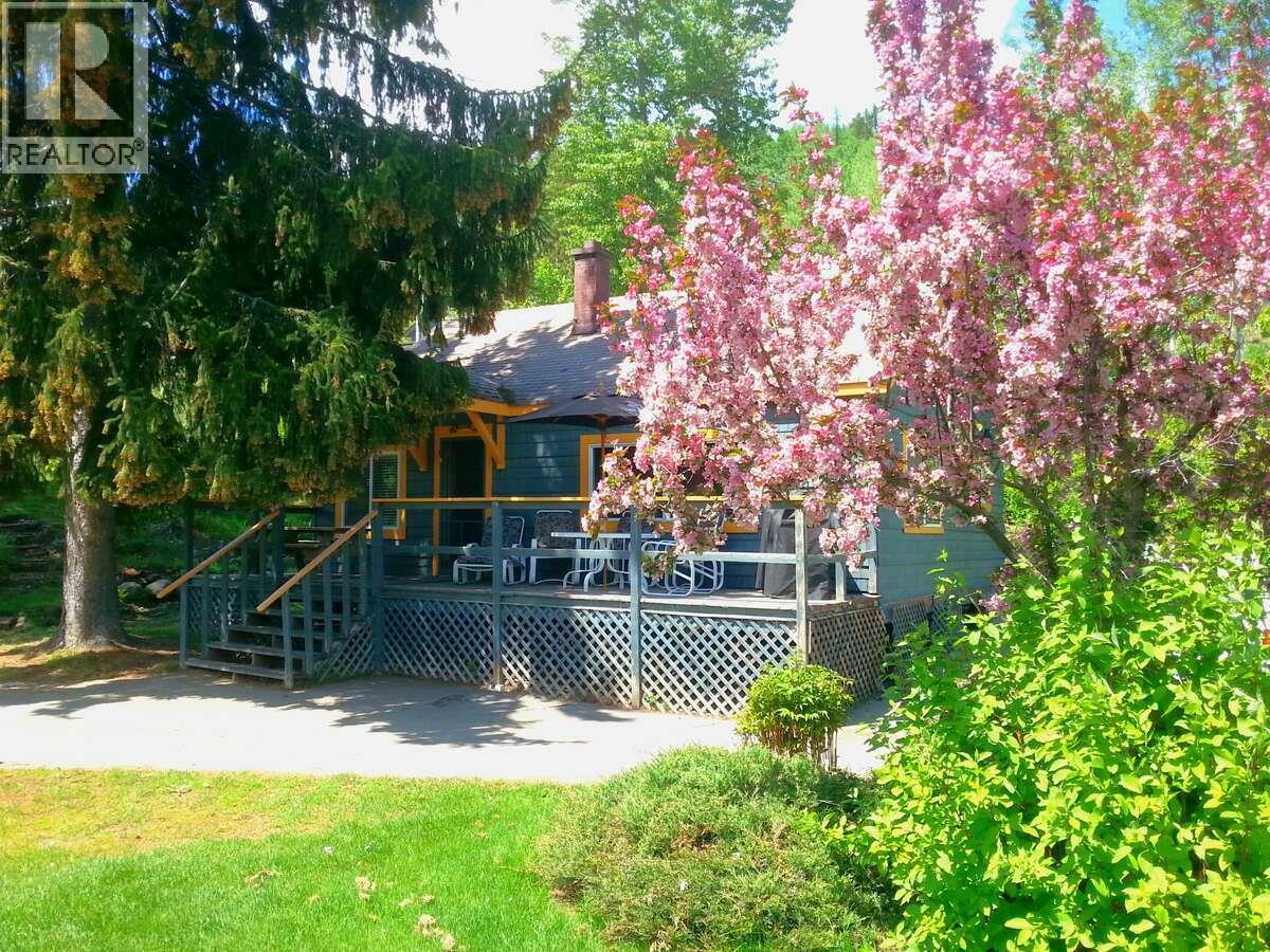 417 Copper Road, Rossland, British Columbia  V0G 1Y0 - Photo 1 - 10365273
