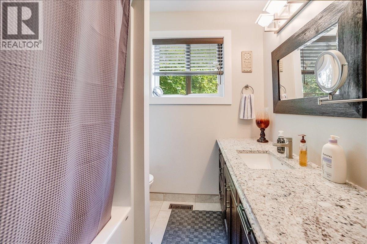 6010 Harrop-Procter Road, Nelson, British Columbia  V1L 6P7 - Photo 33 - 10365212