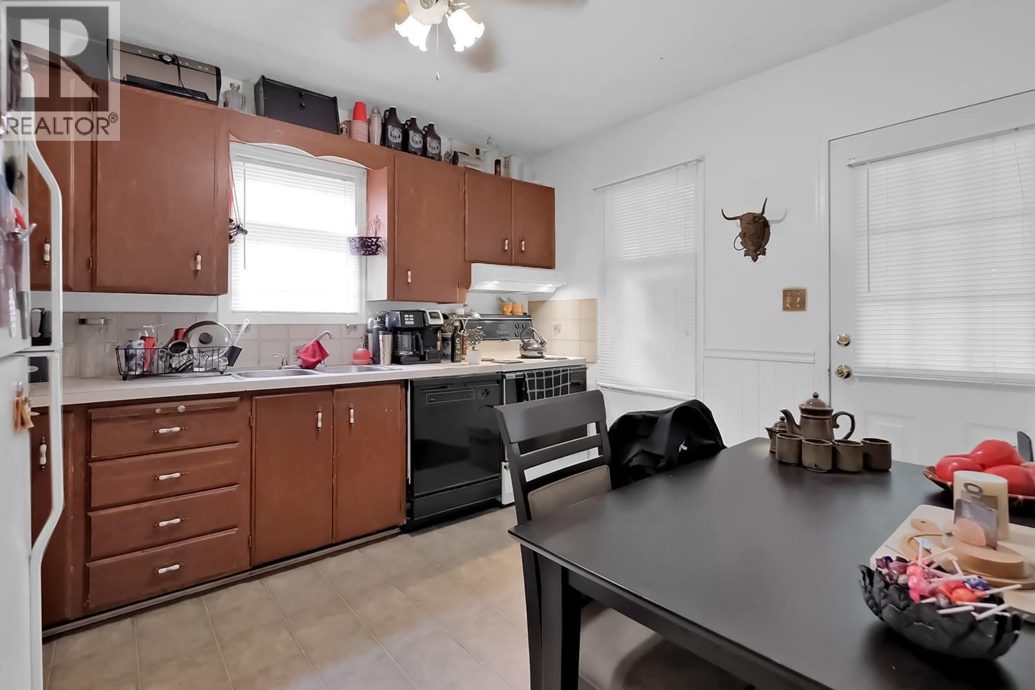 641 Papineau Street, Penticton, British Columbia  V2A 4X8 - Photo 4 - 10365378