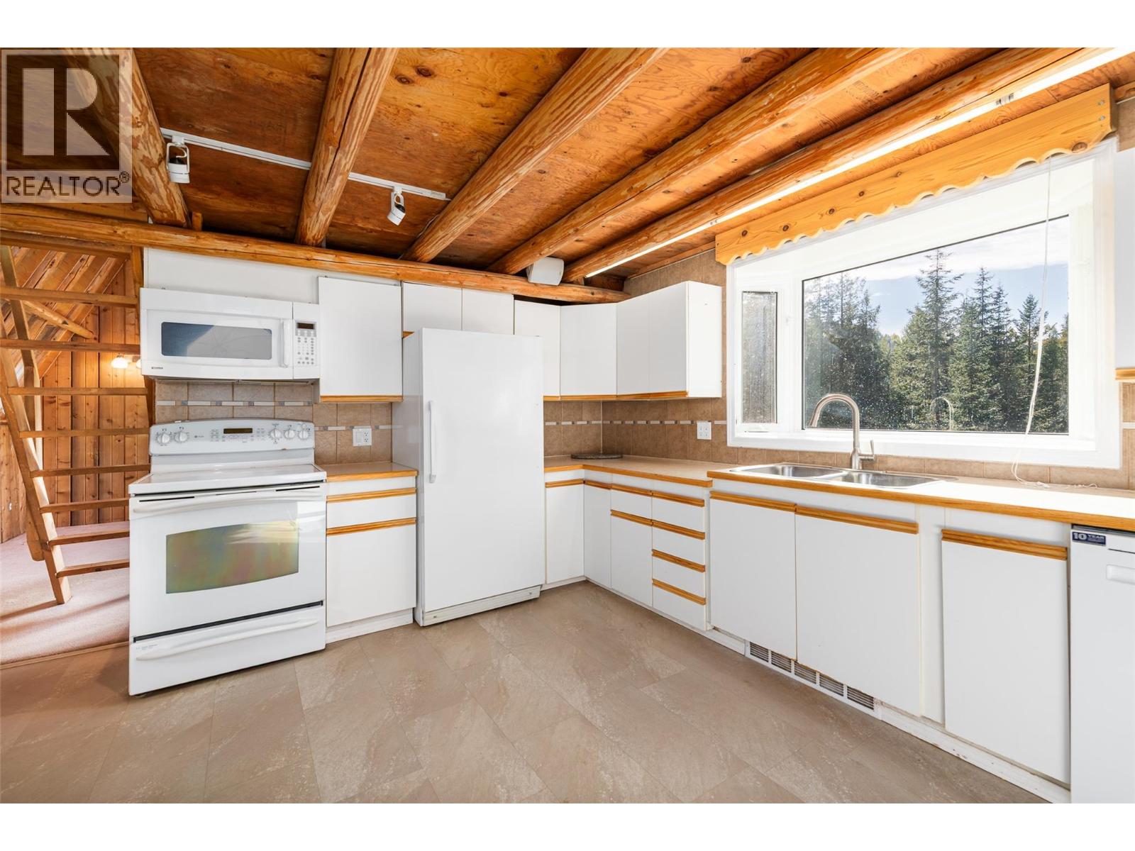 7698 3 Highway, Yahk, British Columbia  V0B 2P0 - Photo 10 - 10365419