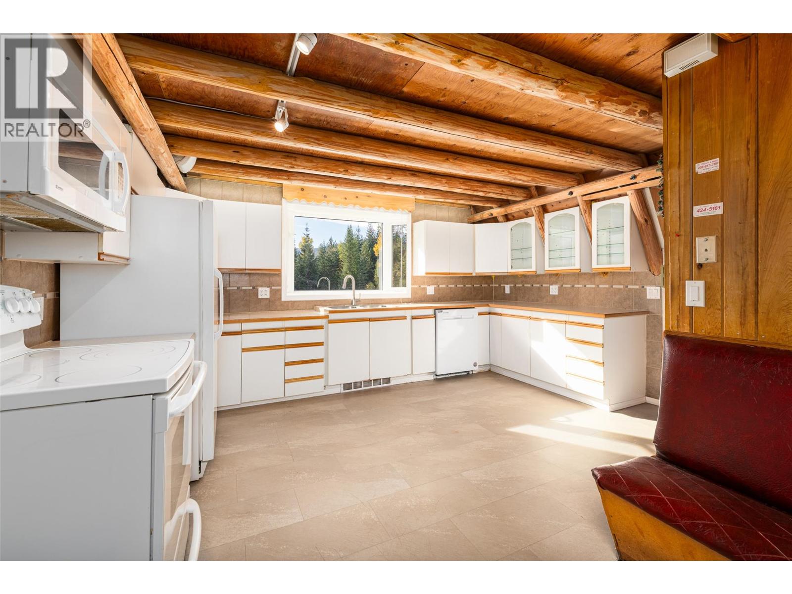 7698 3 Highway, Yahk, British Columbia  V0B 2P0 - Photo 11 - 10365419
