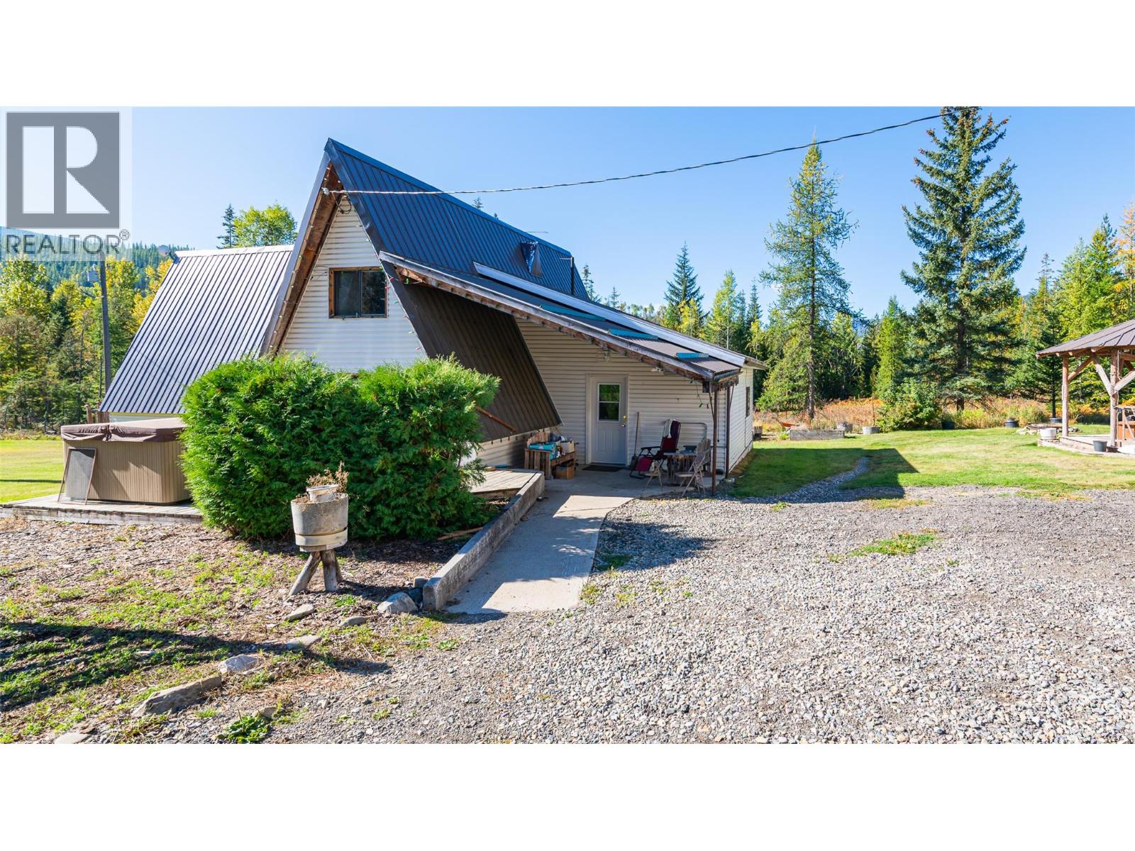 7698 3 Highway, Yahk, British Columbia  V0B 2P0 - Photo 21 - 10365419