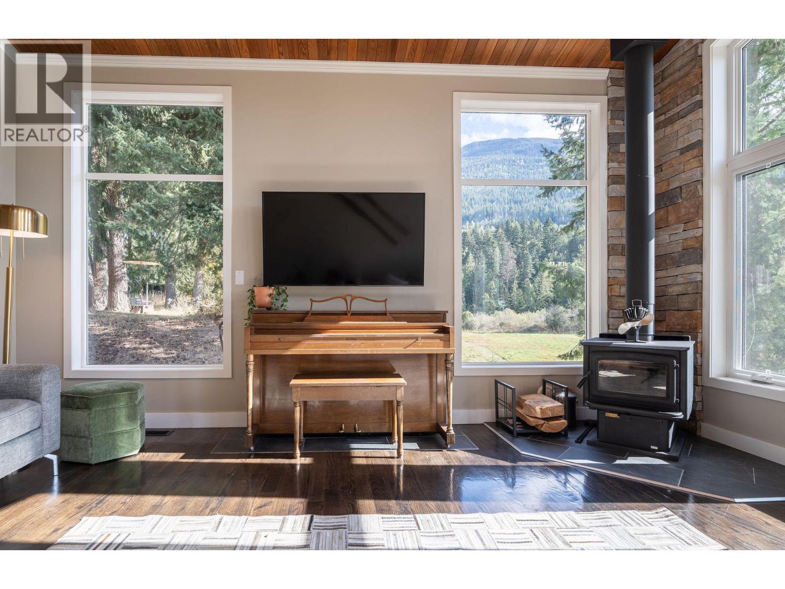 2626 Airport Way, Revelstoke, British Columbia  V0E 2S3 - Photo 12 - 10362336