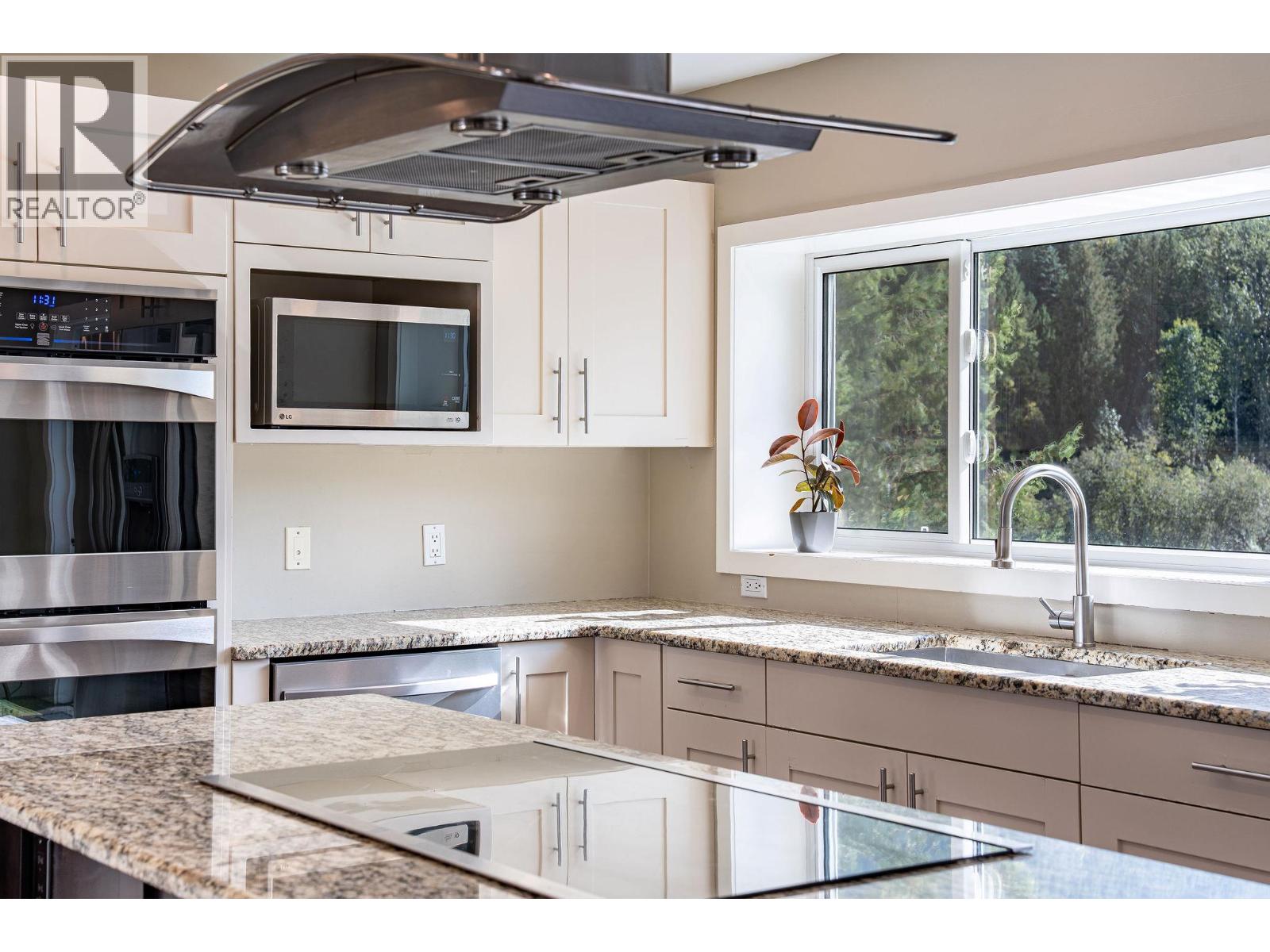 2626 Airport Way, Revelstoke, British Columbia  V0E 2S3 - Photo 15 - 10362336