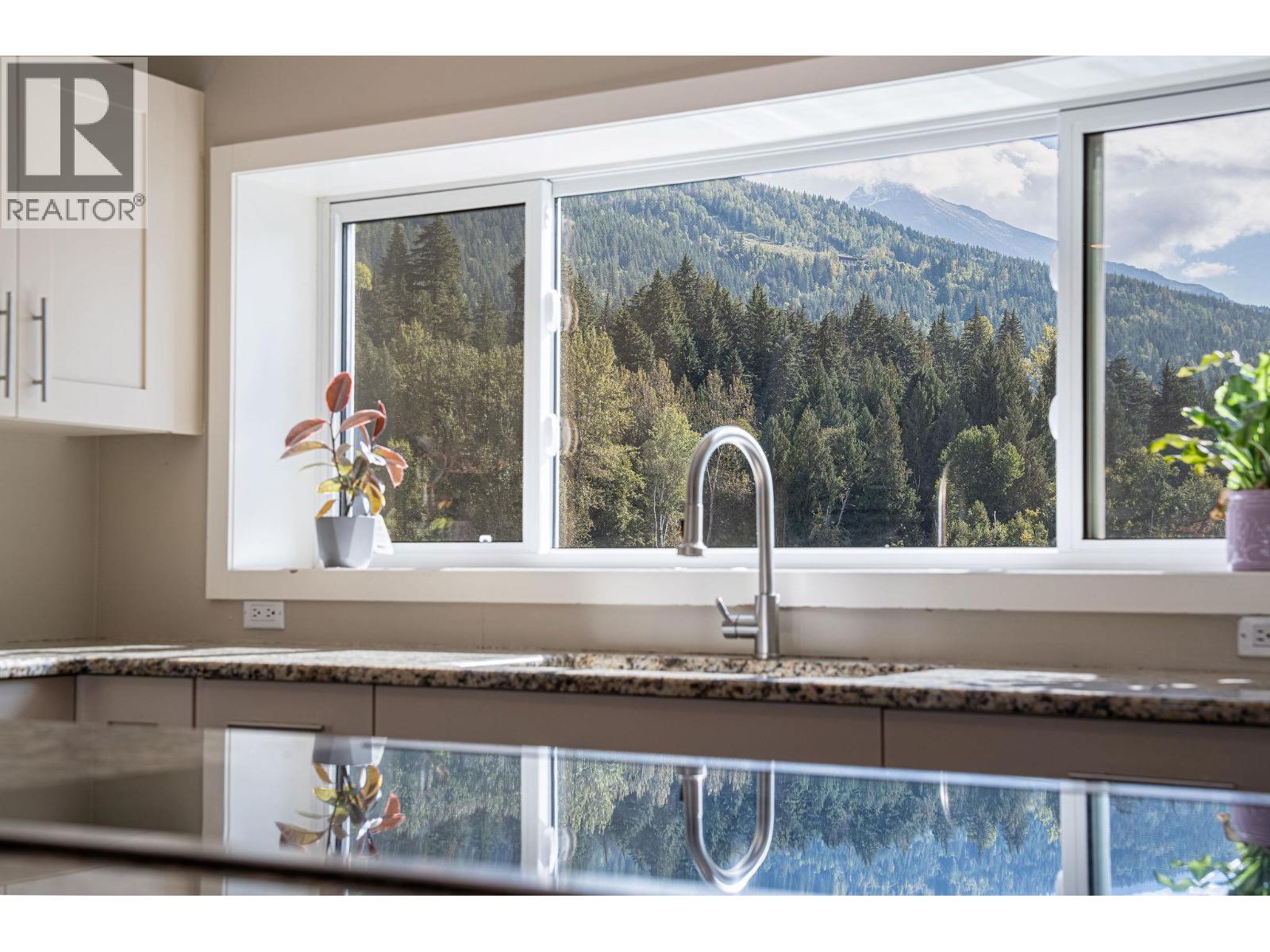 2626 Airport Way, Revelstoke, British Columbia  V0E 2S3 - Photo 16 - 10362336